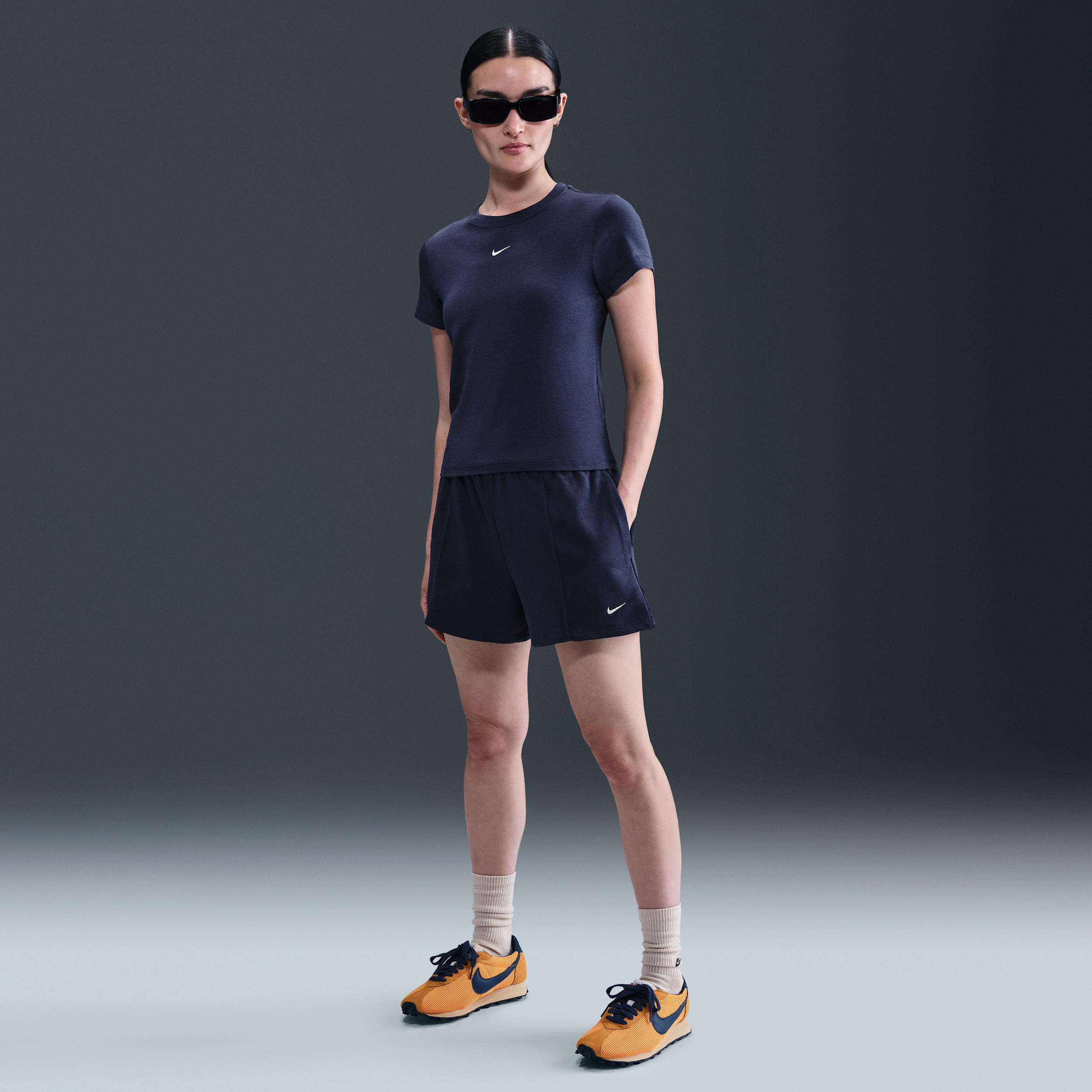 Thumbnail - Nike Sportswear Chill Terry French-Terry-Shorts (ca. 10 cm) mit mittelhohem Bund für Damen - Blau