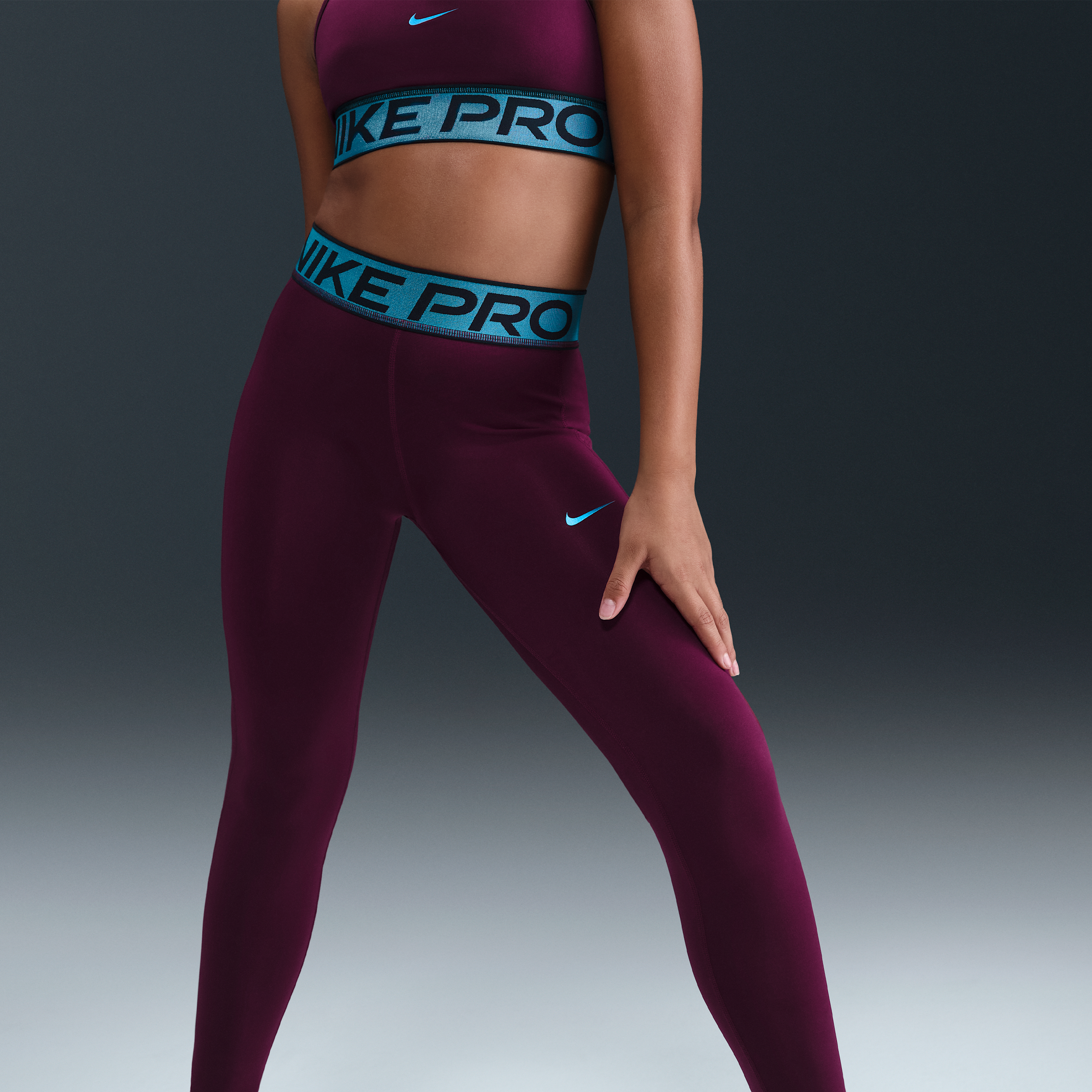 Thumbnail - Nike Pro Leggings mit glänzenden Akzenten und Dri-FIT-Technologie (ältere Kinder, Mädchen) - Rot