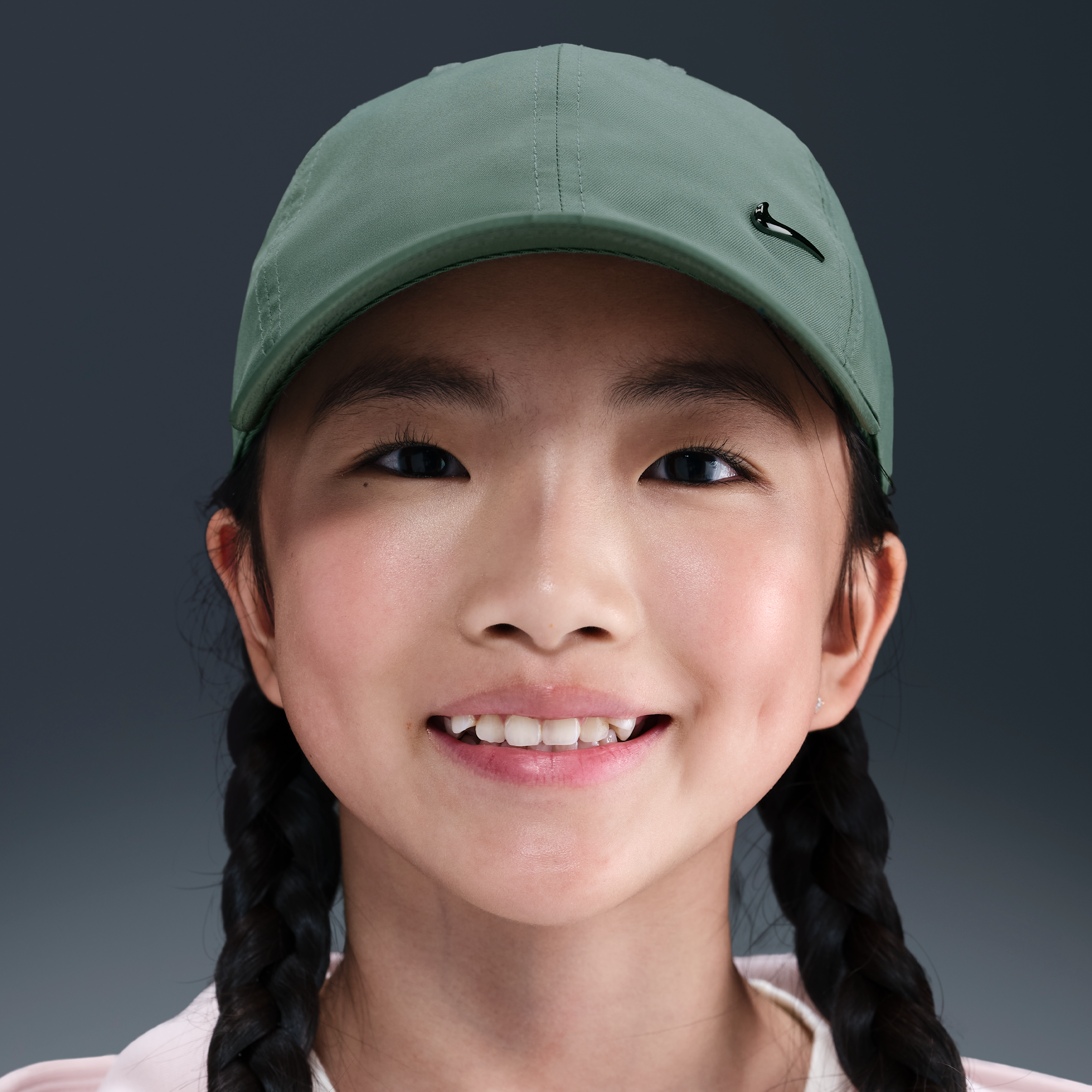 Thumbnail - Nike Dri-FIT Club unstrukturierte Metall-Swoosh-Cap für Kinder - Grau