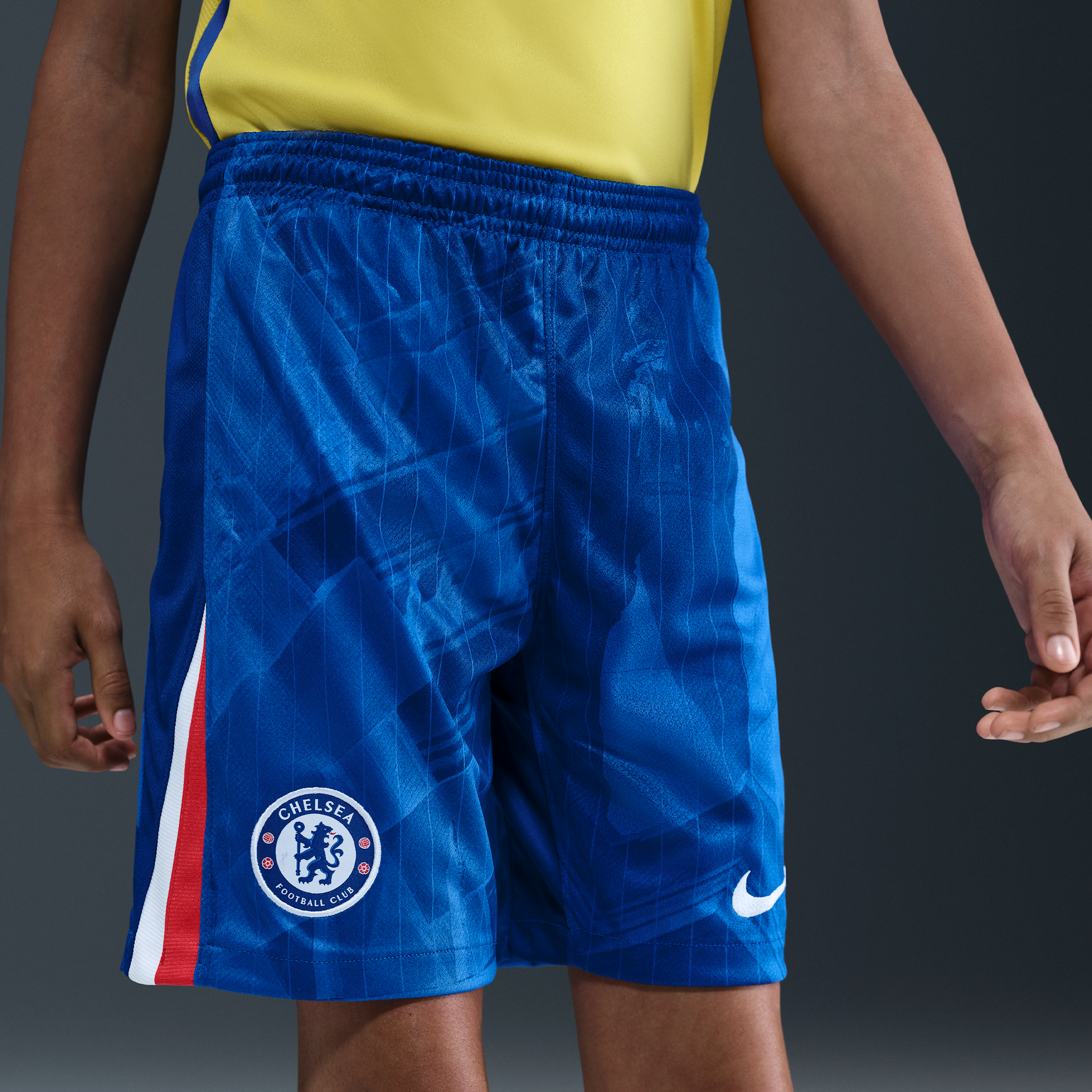 Thumbnail - FC Chelsea 2025/26 Stadium Home Nike Replika-Fußballshorts mit Dri-FIT-Technologie (ältere Kinder) - Blau