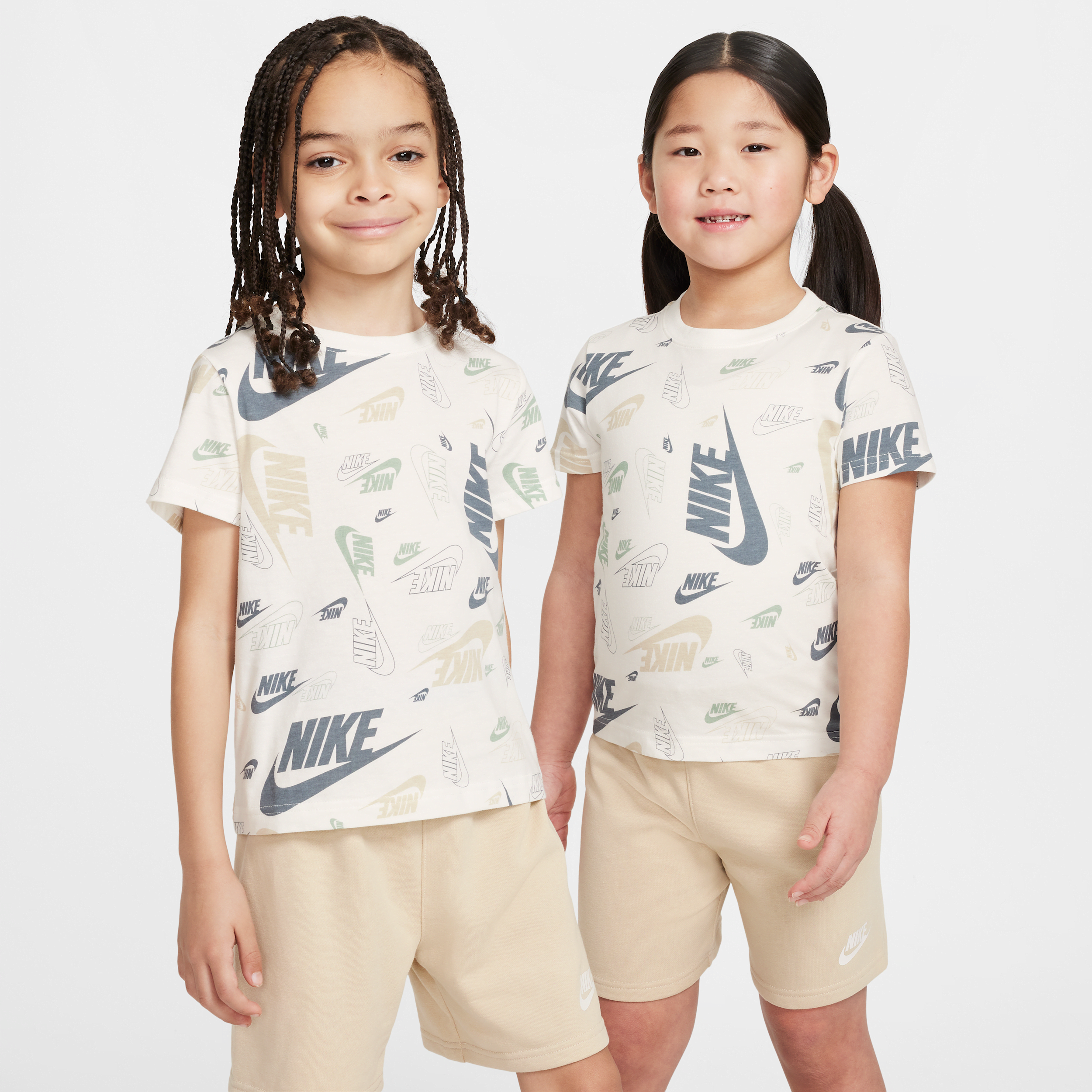 Thumbnail - Nike T-Shirt mit Print und leichten Shorts aus French Terry (jüngere Kinder) - Braun