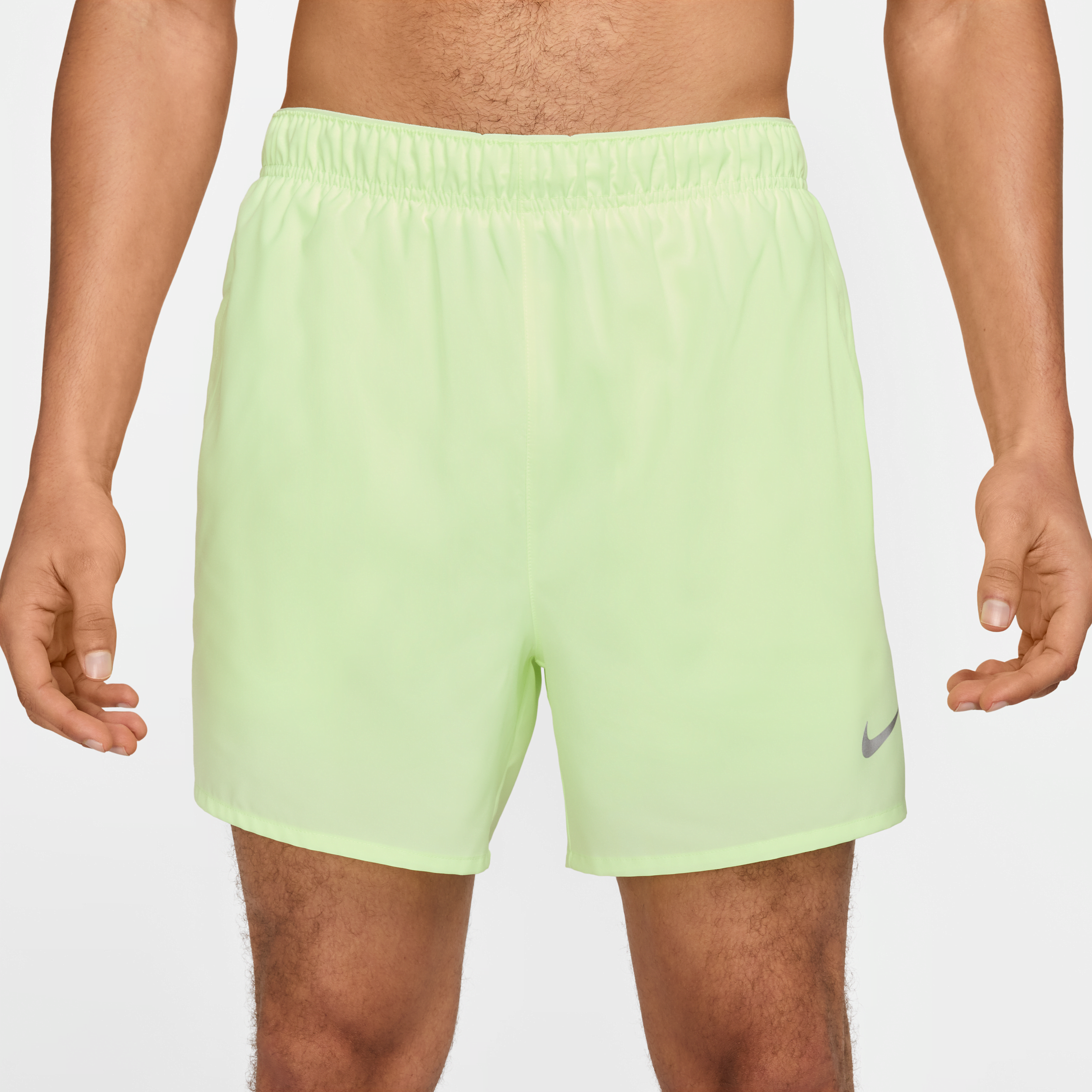 Nike Challenger multifunctionele 2-in-1 herenshorts met Dri-FIT (13 cm) Geel