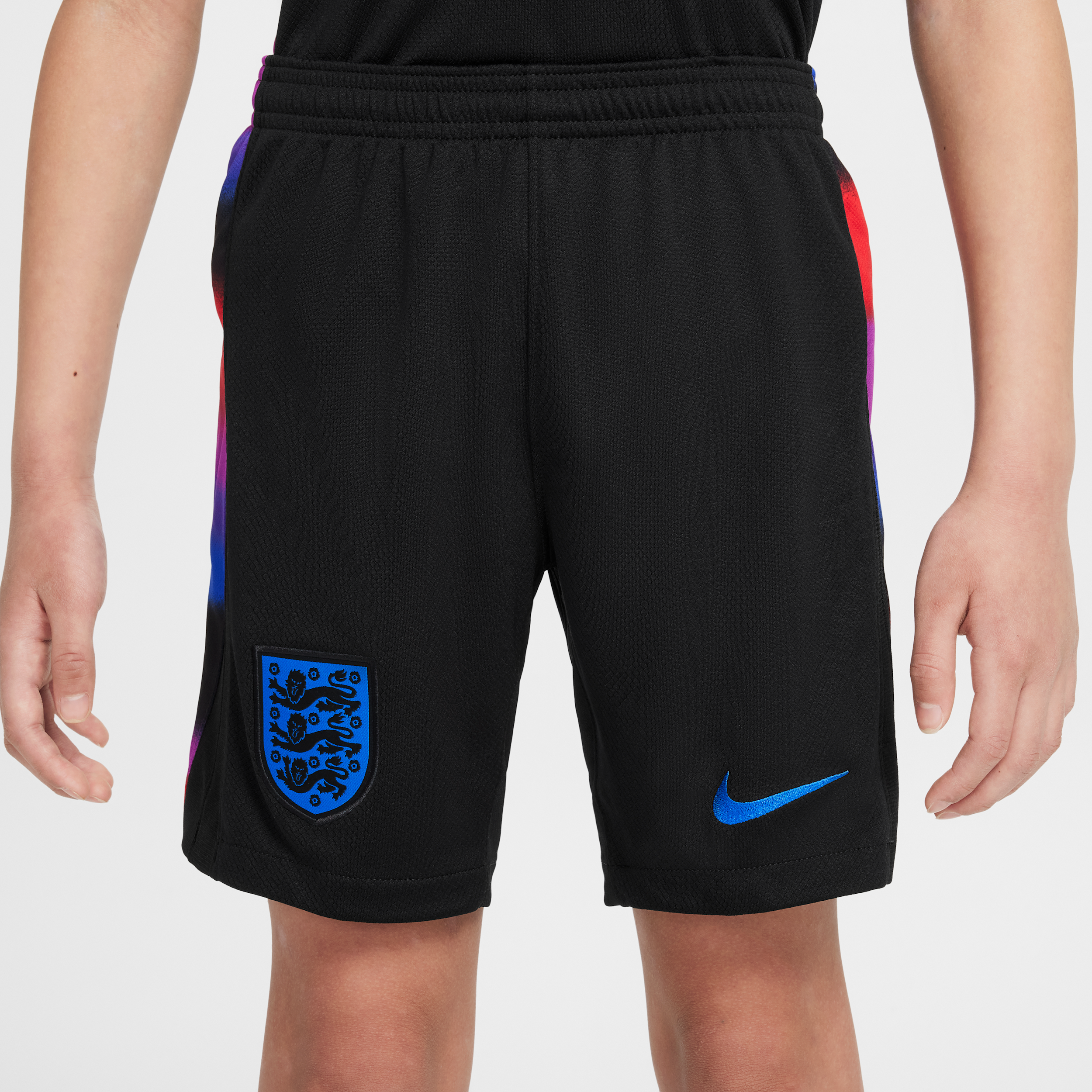 Thumbnail - England 2025/26 Stadium Away Nike Dri-FIT Replika-Fußballshorts (ältere Kinder) - Schwarz