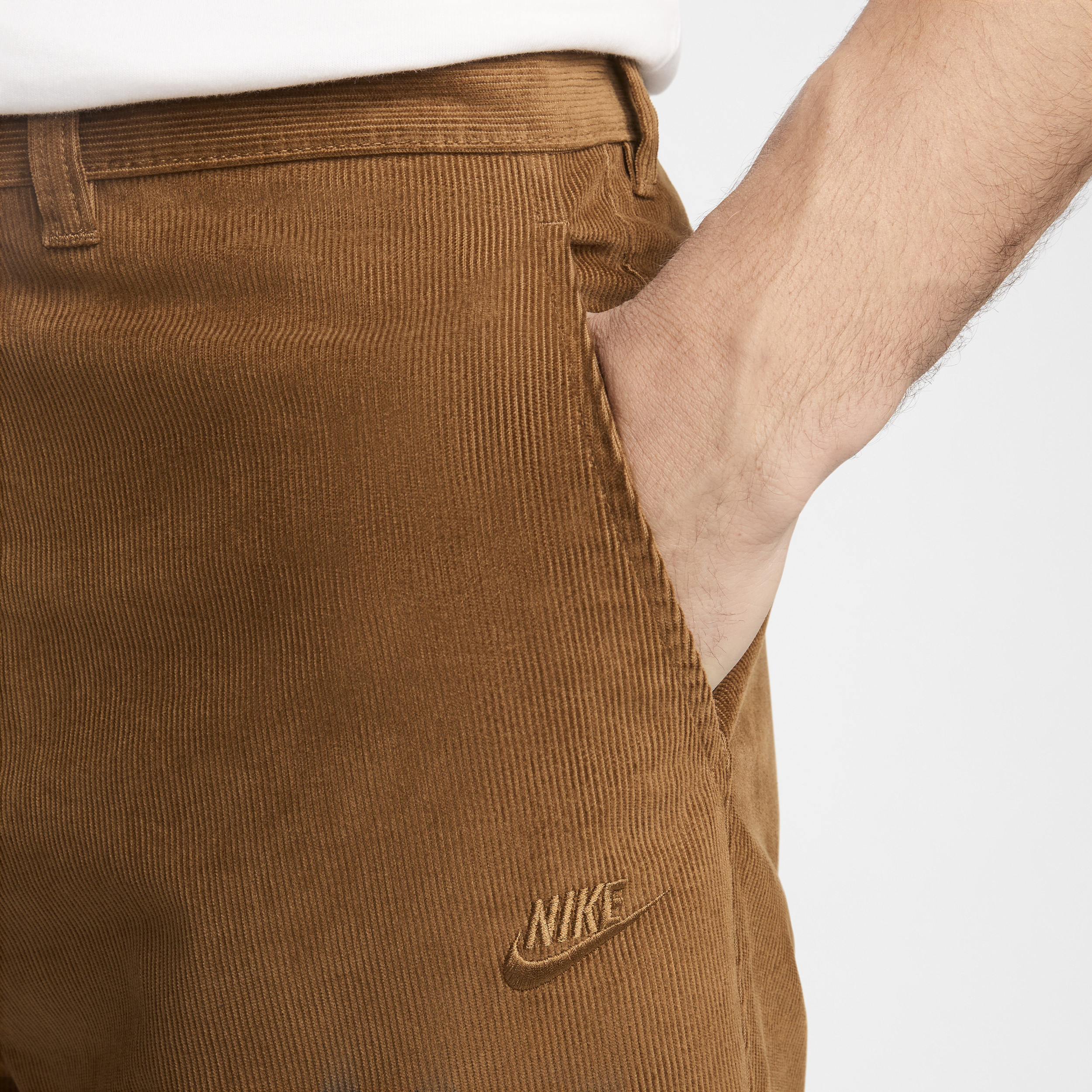 Pantalon chino en velours côtelé Nike Club pour homme - Marron