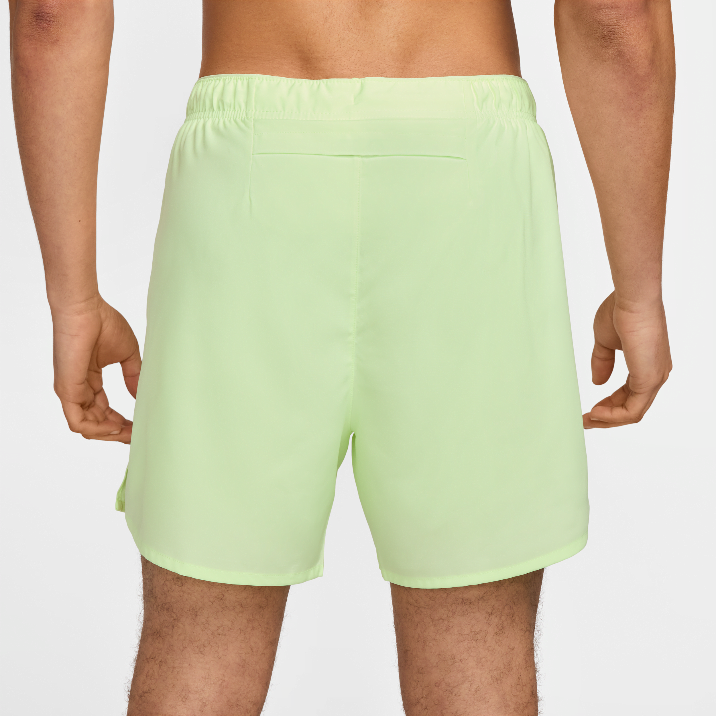 Nike Challenger multifunctionele 2-in-1 herenshorts met Dri-FIT (13 cm) Geel