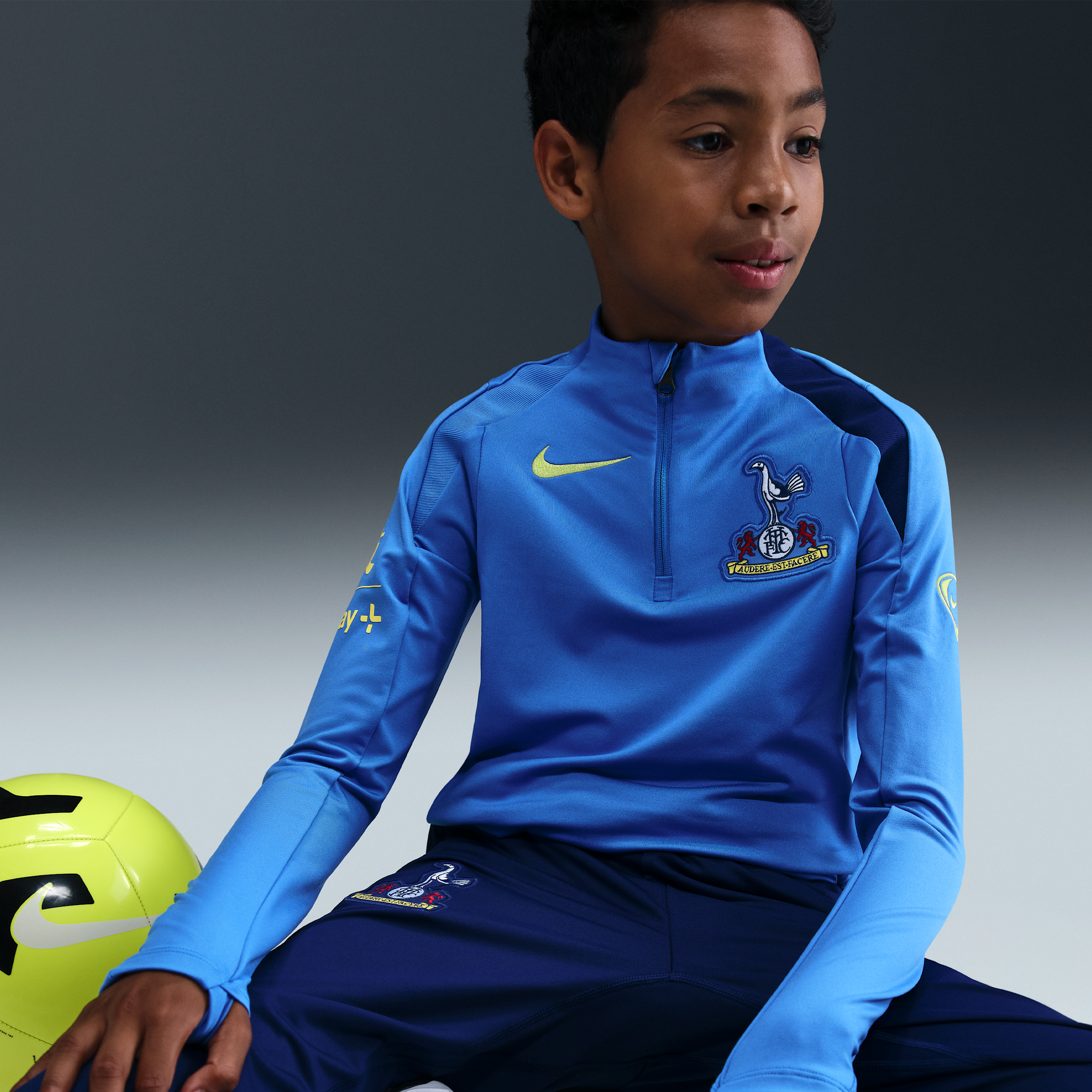 Thumbnail - Tottenham Hotspur Strike Third Nike Dri-FIT Total 90 Fußball-Drill-Oberteil aus Strickmaterial (ältere Kinder) - Blau