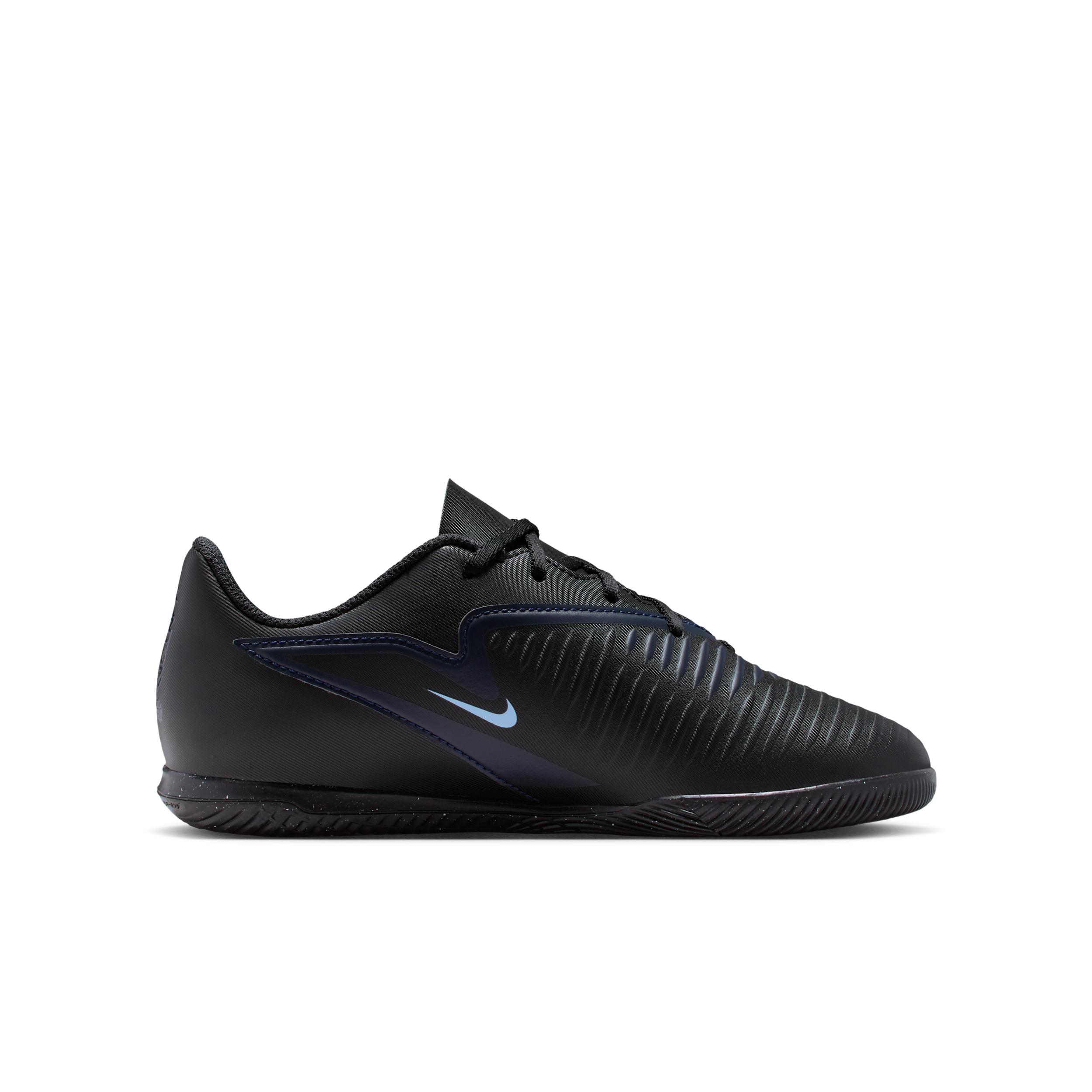 Thumbnail - Nike Jr. Phantom 6 Low Club Fußballschuh für Hallen- und Hartplätze (ältere Kinder) - Schwarz
