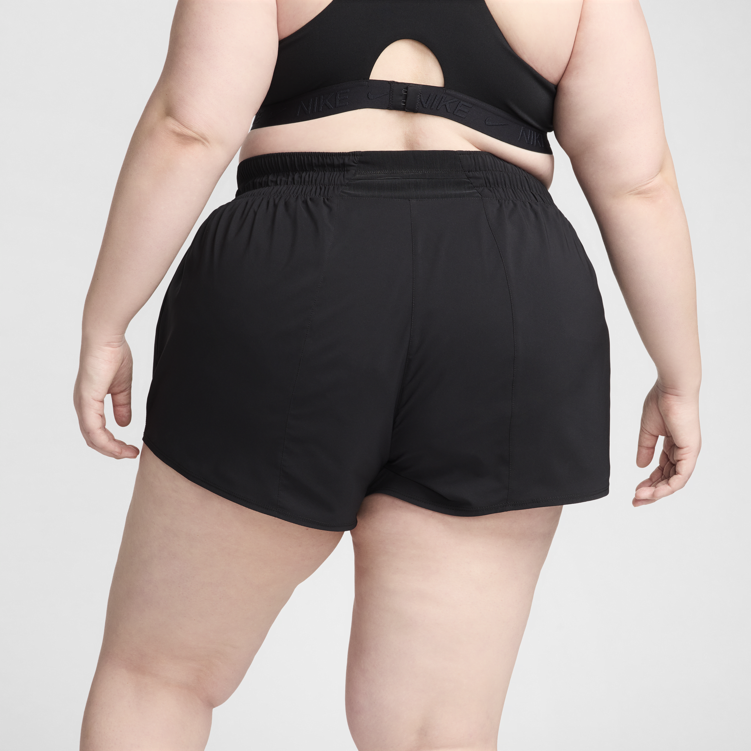 Nike One Swoosh hardloopshorts met Dri-FIT halfhoge taille en binnenbroekje voor dames (Plus Size) Zwart