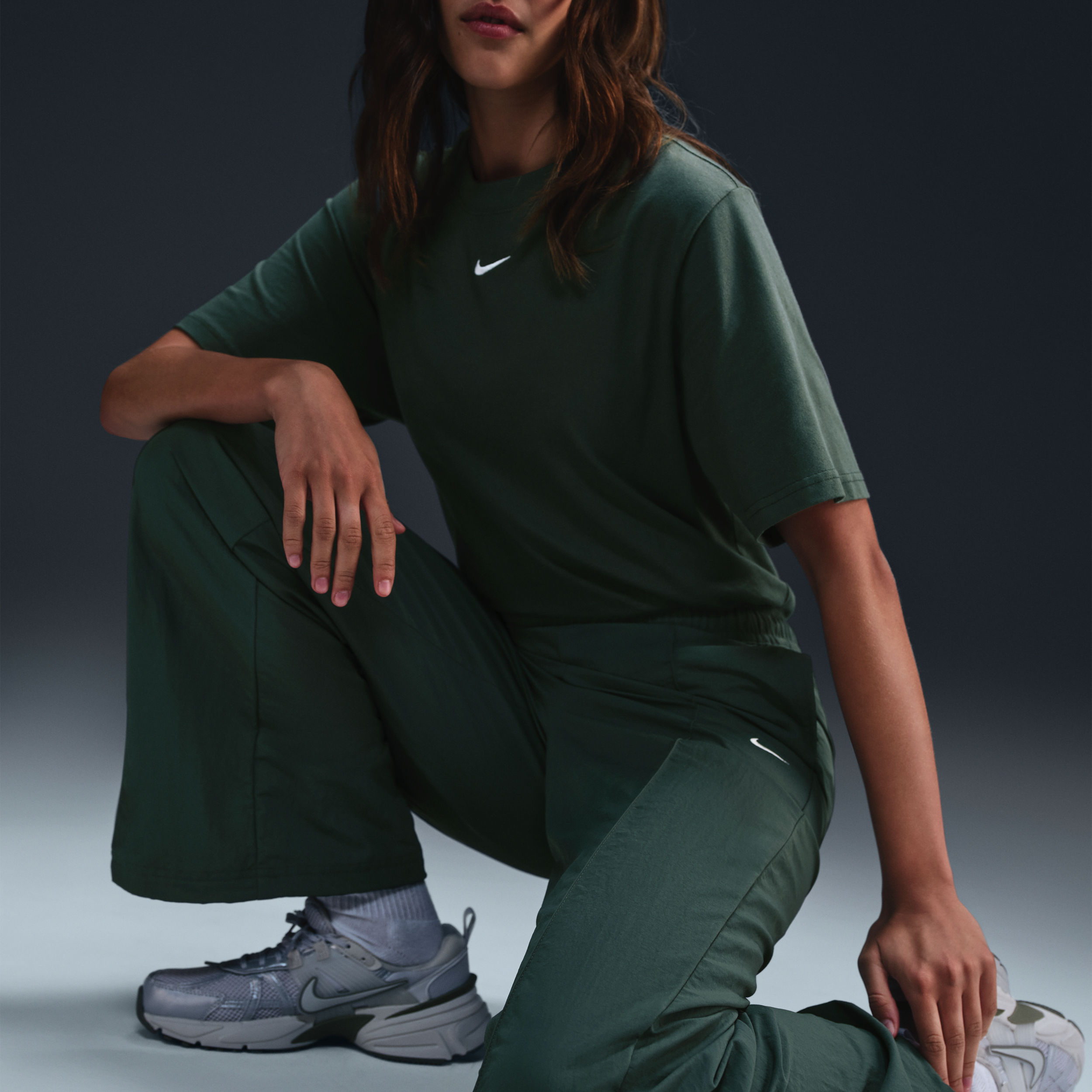 Pantalon taille mi-haute à ourlet ouvert Nike Sportswear Everything Wovens pour femme - Vert