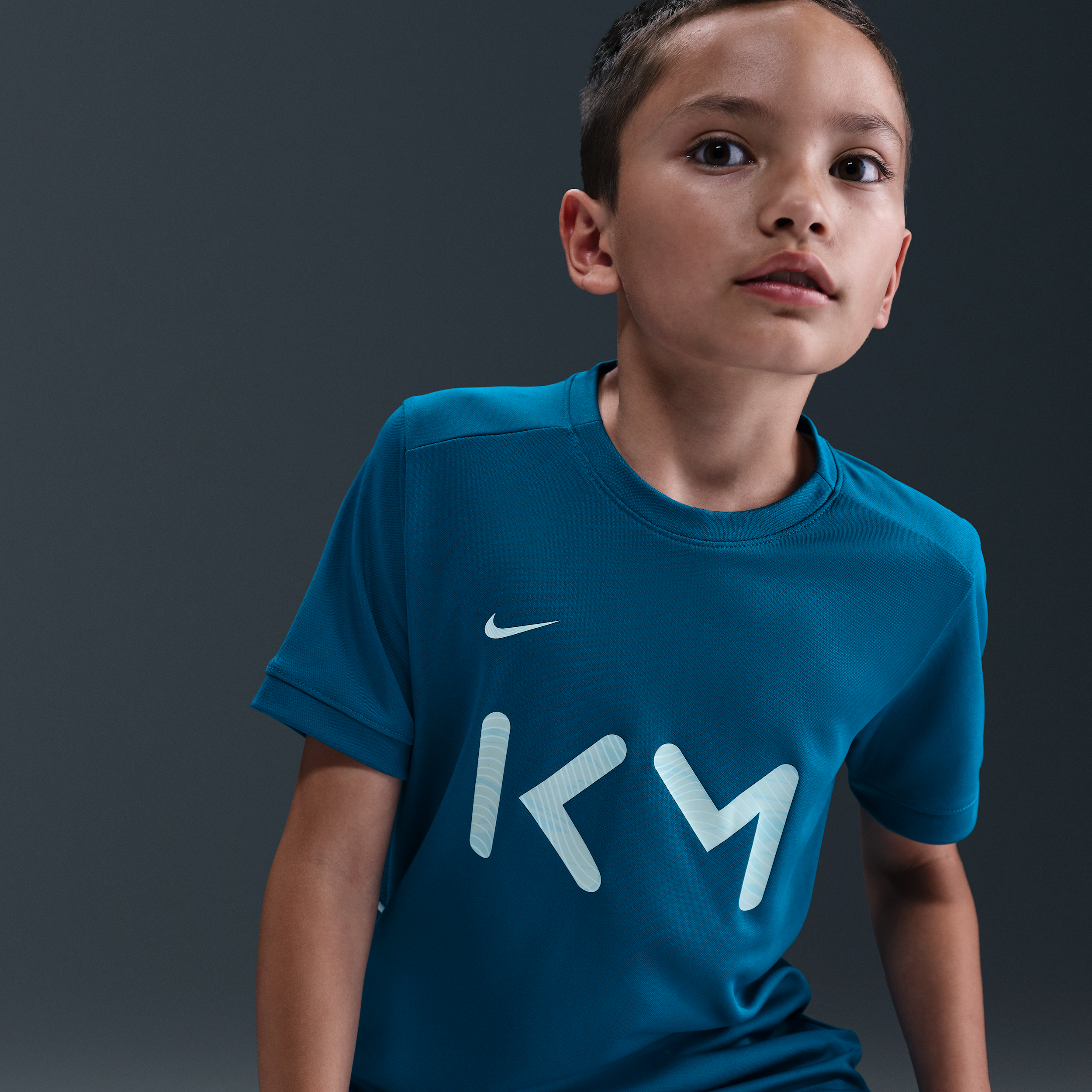 Thumbnail - Kylian Mbappé Academy Nike Dri-FIT Fußball-Top mit kurzen Ärmeln (ältere Kinder) - Blau