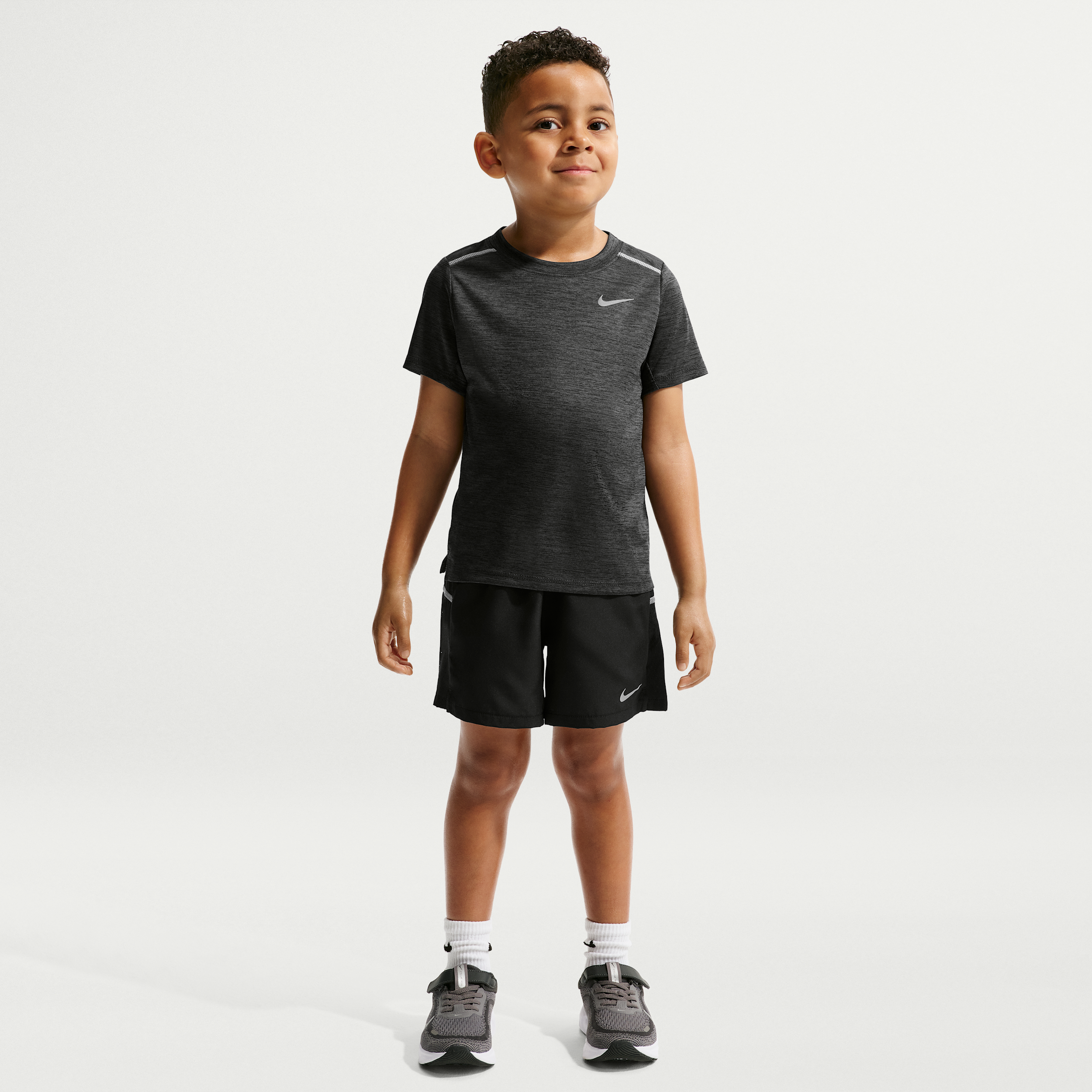 Completo con maglia e shorts Nike Dri-FIT Miler – Bambino/a - Nero