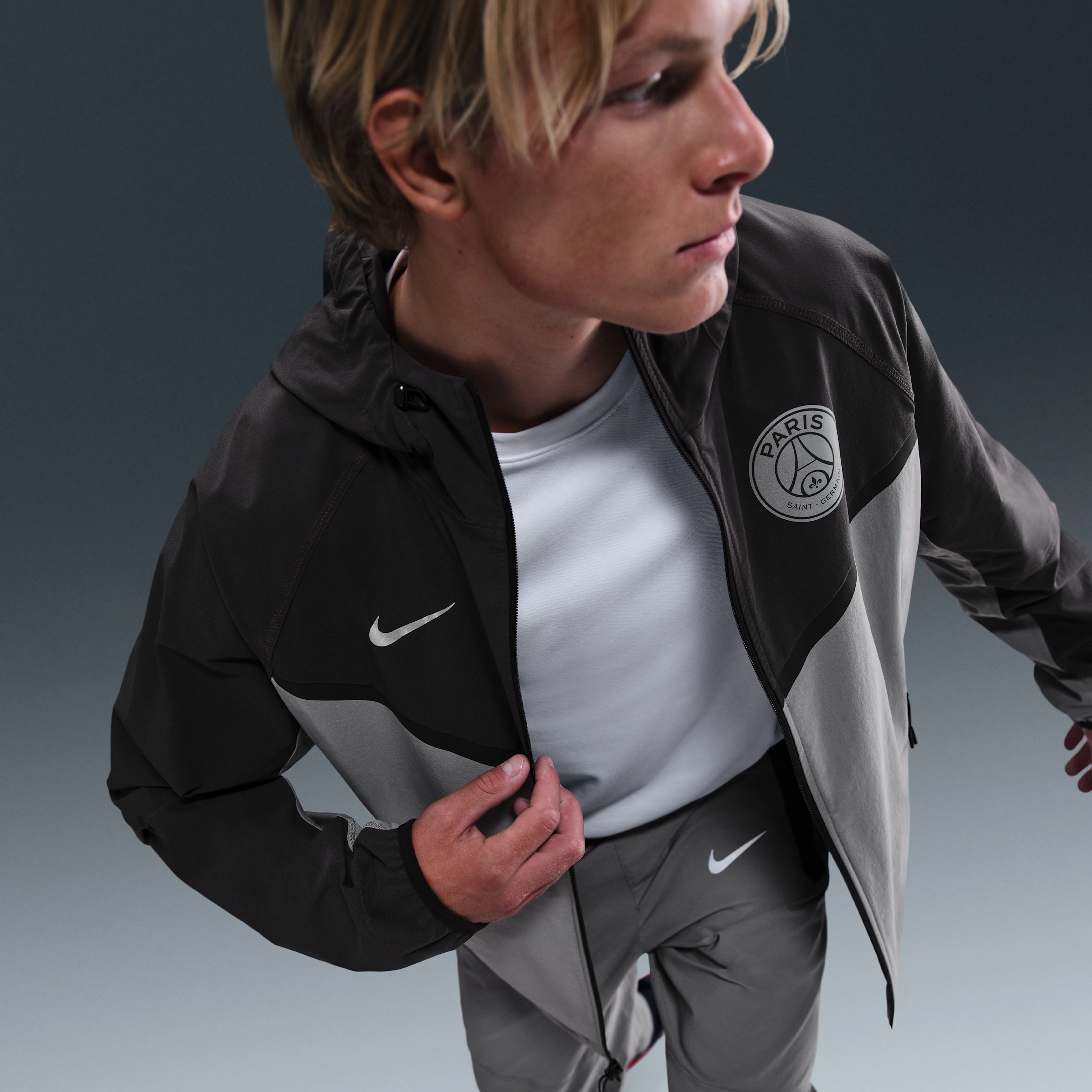 Thumbnail - Paris Saint-Germain Tech Windrunner Nike Fußballjacke aus Webmaterial mit durchgehendem Reißverschluss (Herren) - Grau
