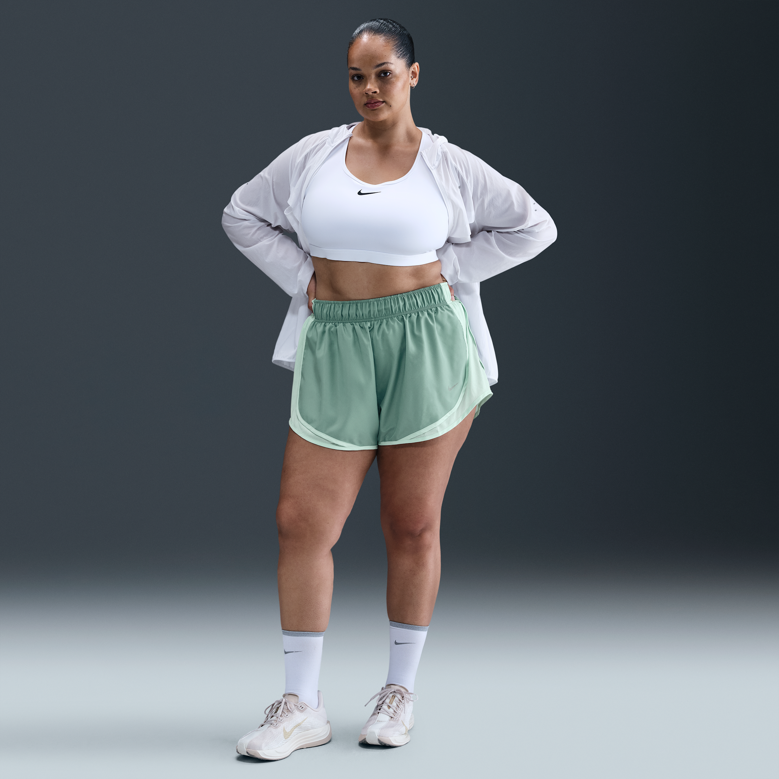 Thumbnail - Nike Tempo Dri-FIT Laufshorts mit Innenslip und mittelhohem Bund (Damen, große Größen, ca. 7,5 cm) - Grün