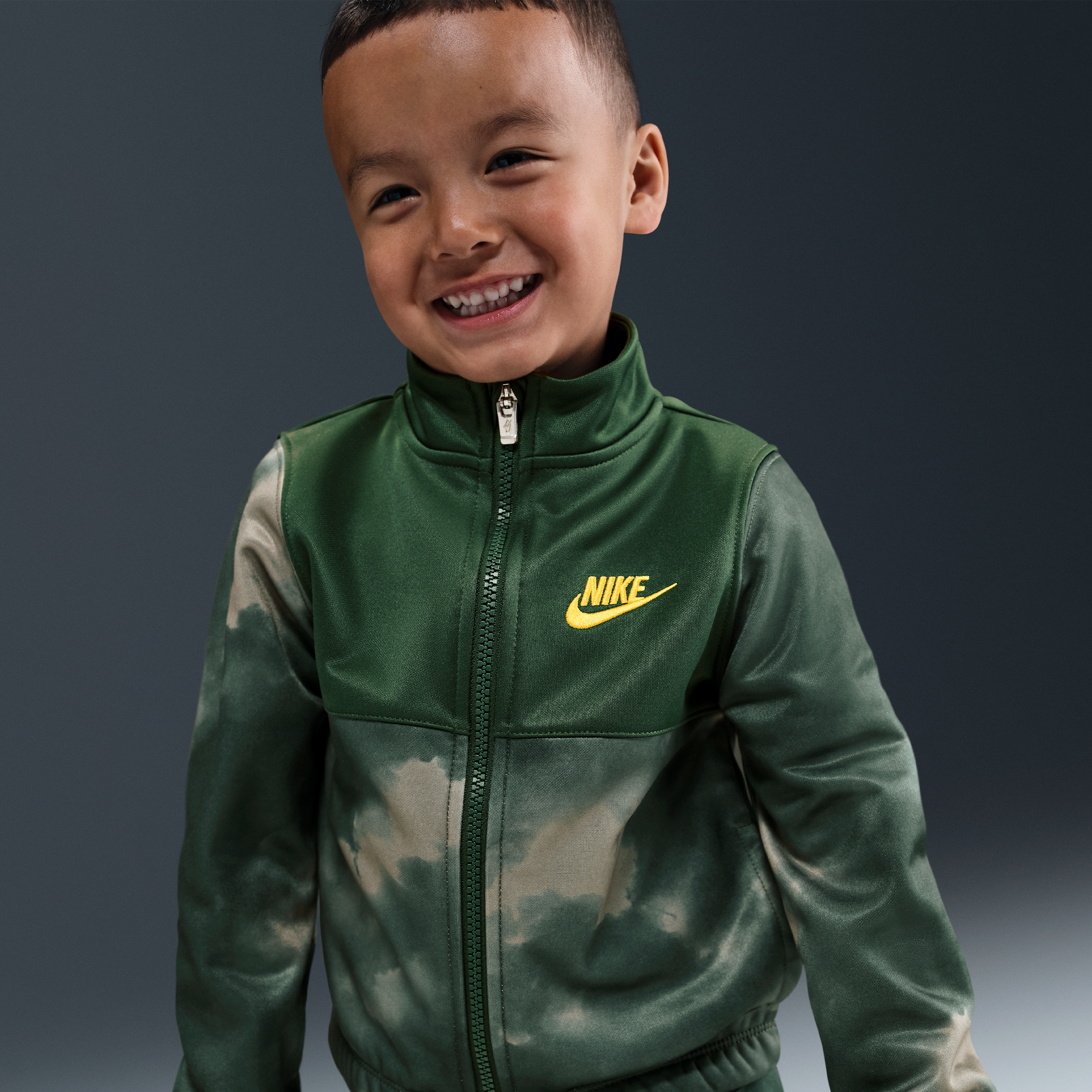 Thumbnail - Nike Dri-FIT Futura Storm bedrucktes 2-teiliges Propus-Set für kleine Kinder - Grün