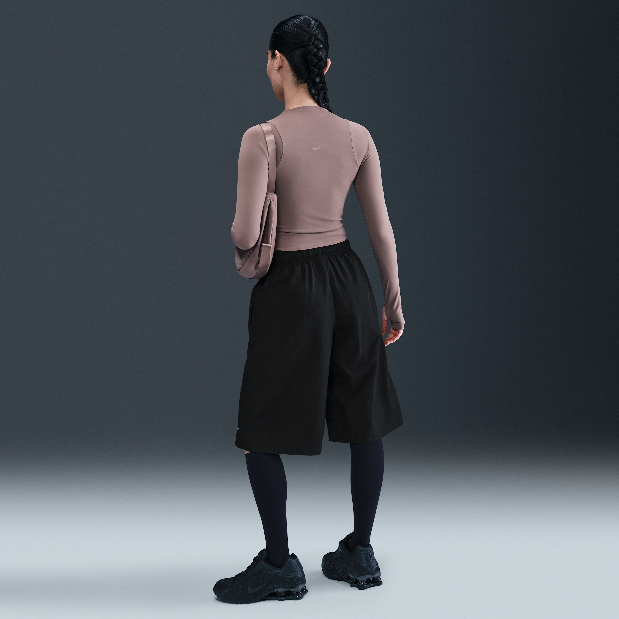 Nike Sportswear ruimvallende damesshorts met halfhoge taille op knielengte Zwart