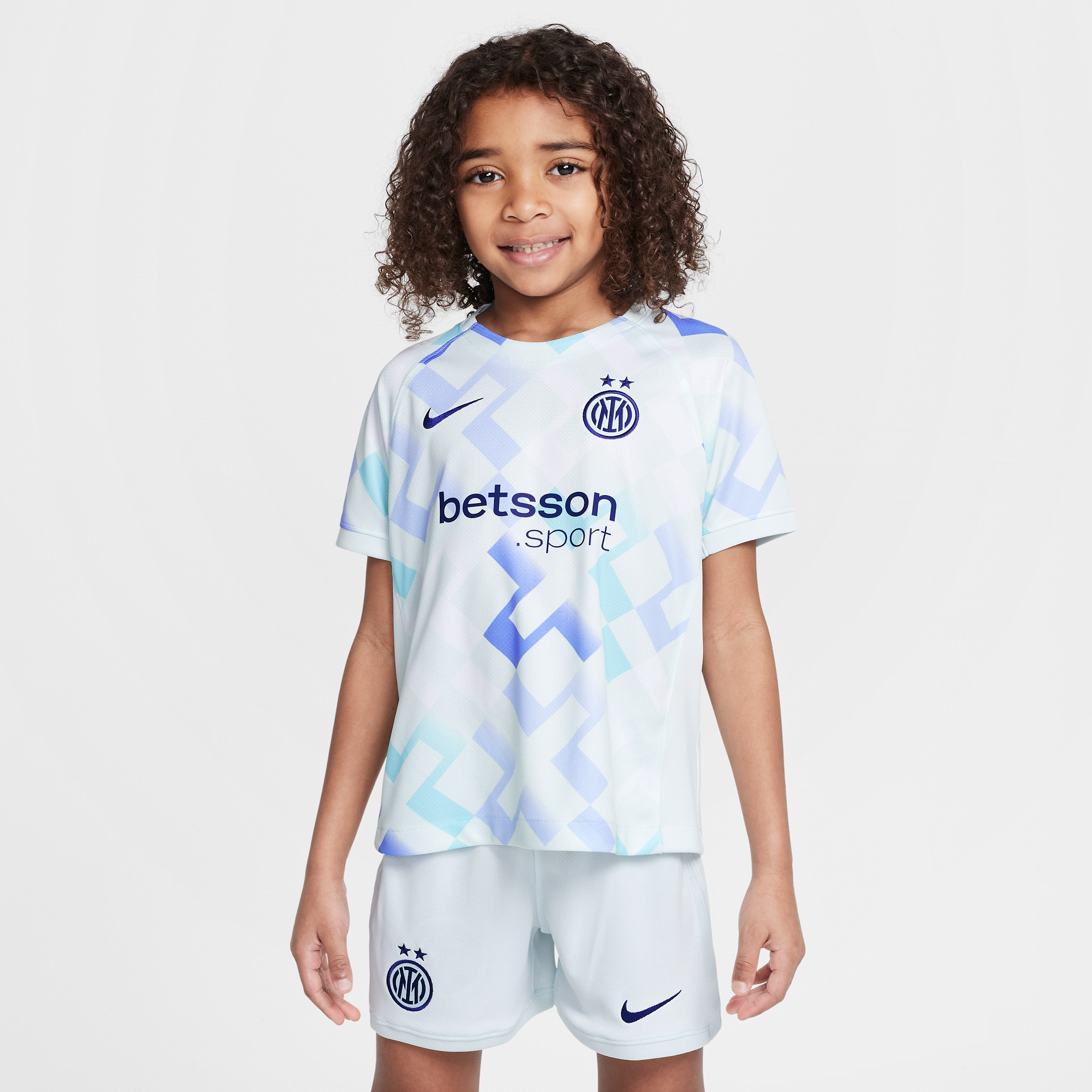 Thumbnail - Inter Mailand 2025/26 Stadium Away dreiteiliges Nike Replika-Fußballtrikot-Set (jüngere Kinder) - Blau