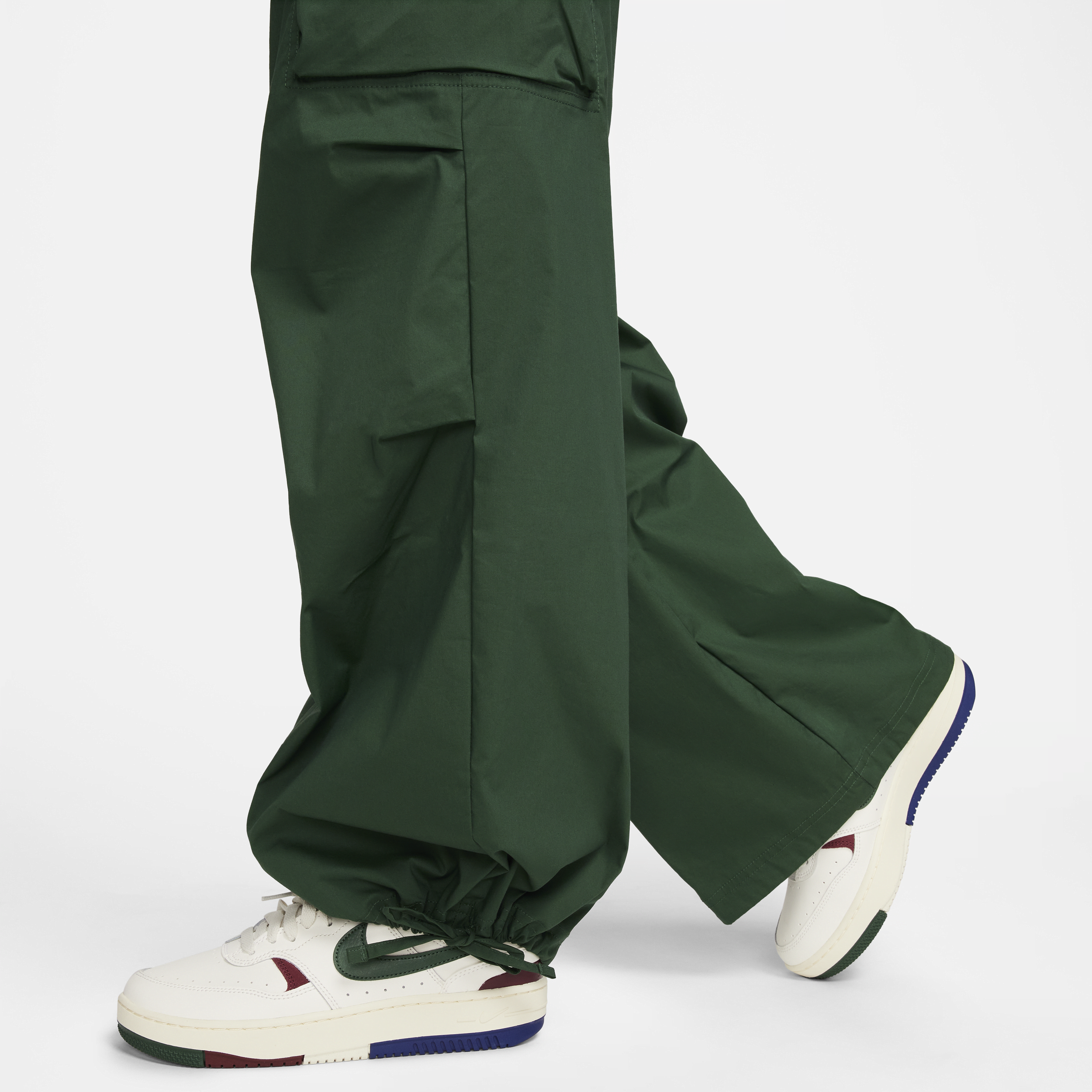 Nike Sportswear ruimvallende geweven cargobroek voor dames met hoge taille Groen