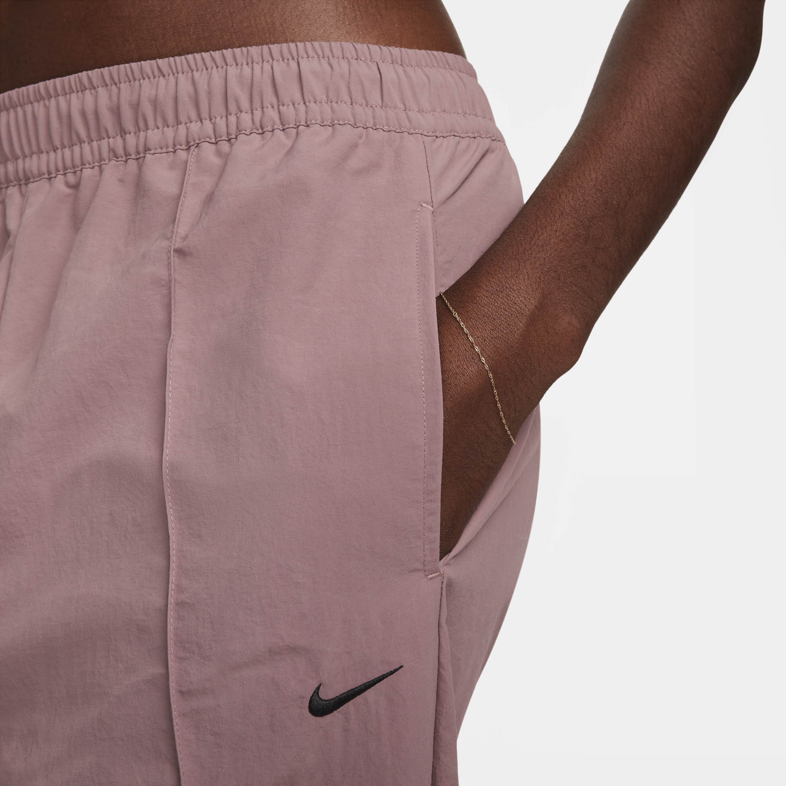 Nike Sportswear Everything Wovens damesbroek met halfhoge taille en open zoom Paars