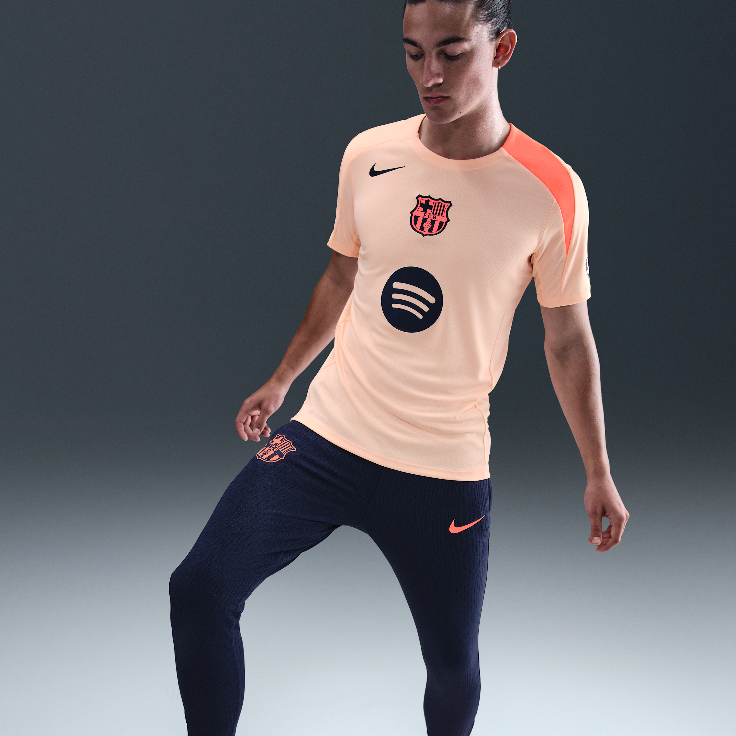 Thumbnail - FC Barcelona Strike Third Nike Dri-FIT Total 90 Fußballoberteil aus Strickmaterial (Herren) - Orange