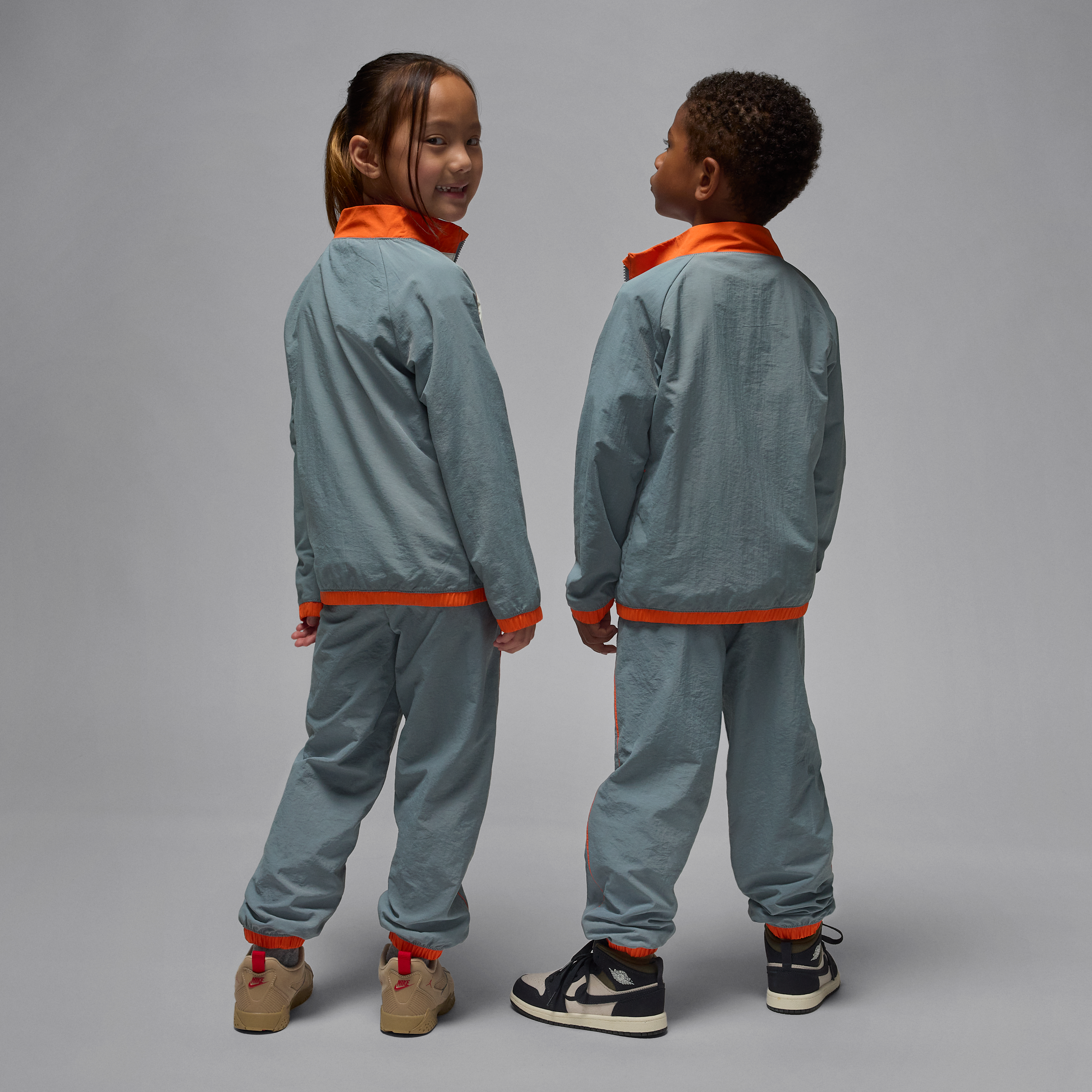 Thumbnail - Jordan zweiteiliges Windbreaker-Set mit Paspelierung (jüngere Kinder) - Grau