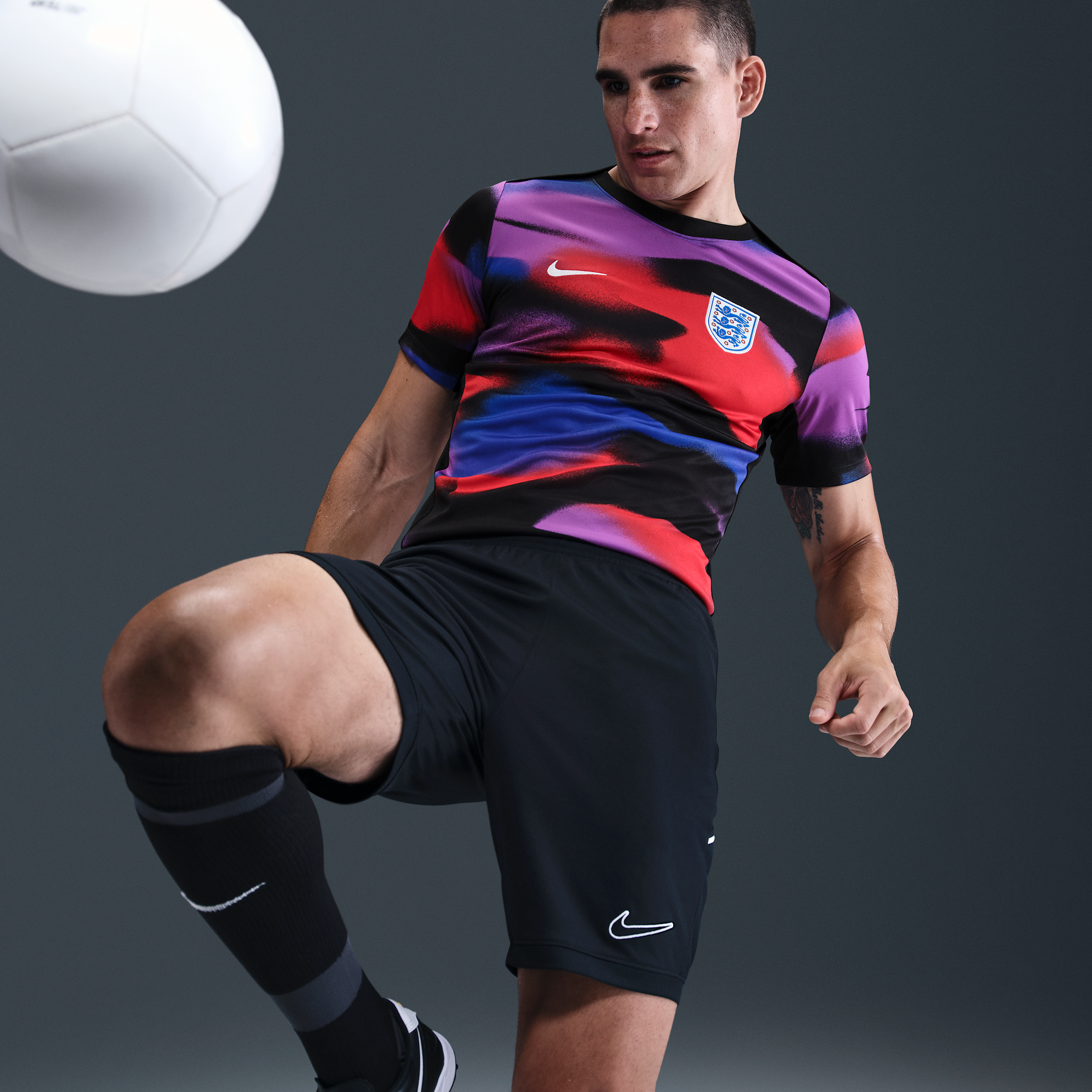 Thumbnail - England Academy Pro Nike Dri-FIT Pre-Match Kurzarm-Fußballoberteil (Herren) - Blau