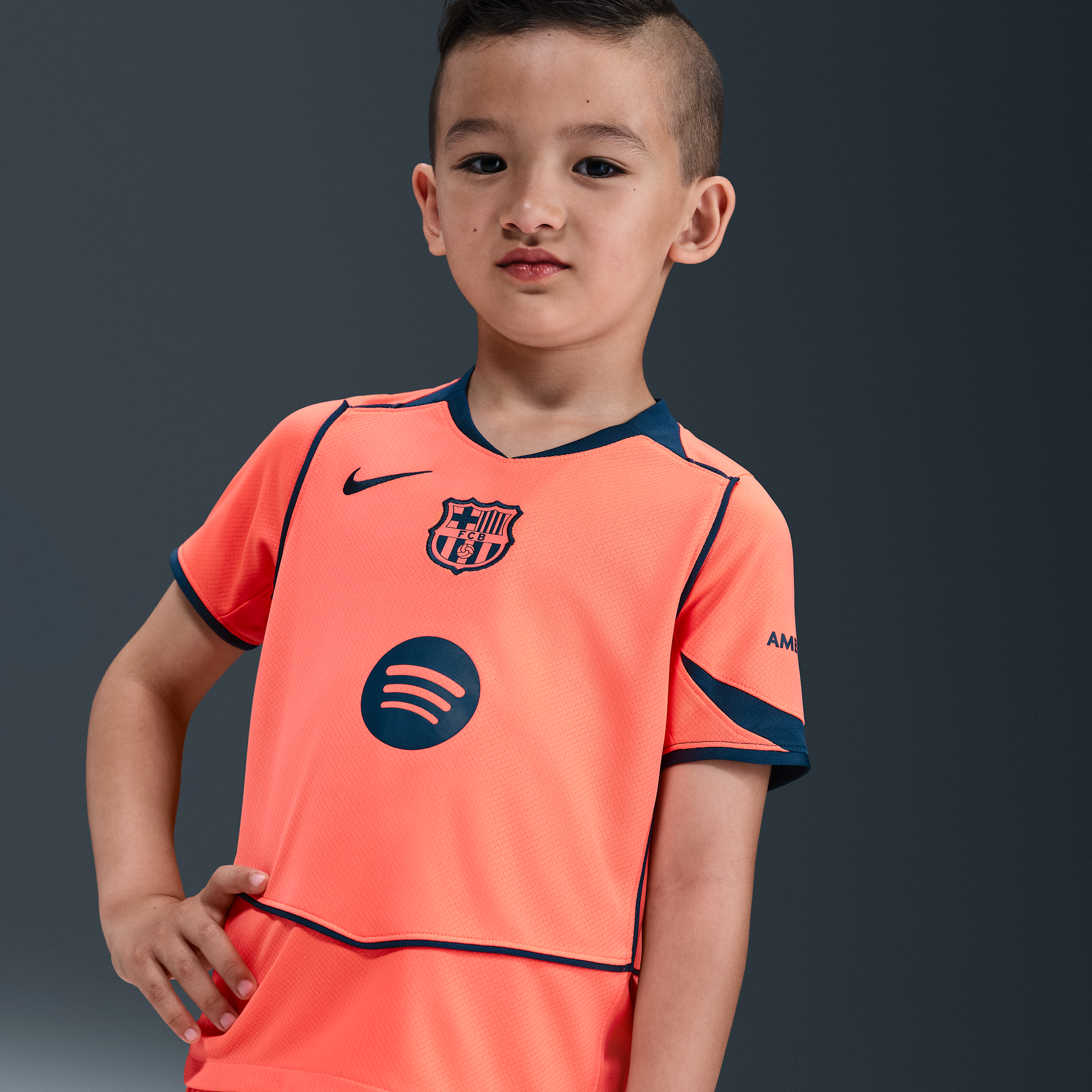 Thumbnail - FC Barcelona 2025/26 Stadium Third Nike Dri-FIT Total 90 dreiteiliges Fußballtrikot-Set (jüngere Kinder) - Orange