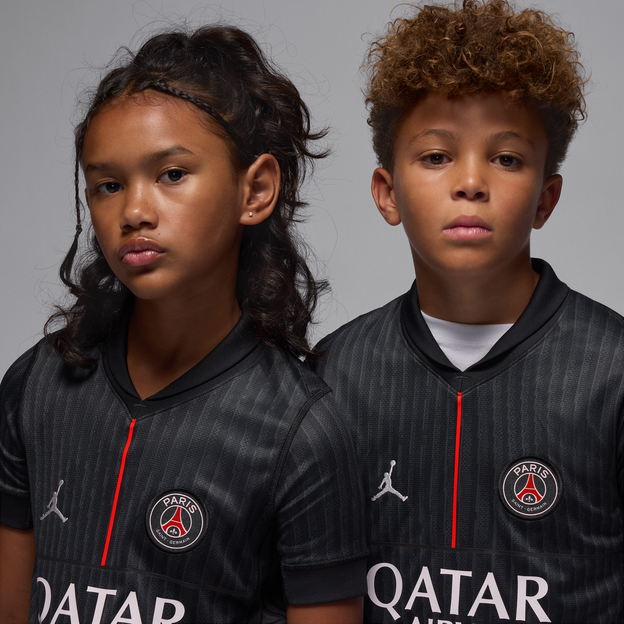 Thumbnail - Paris Saint-Germain 2025/26 Stadium Fourth Jordan Replika-Fußballtrikot mit Dri-FIT-Technologie (ältere Kinder) - Schwar...
