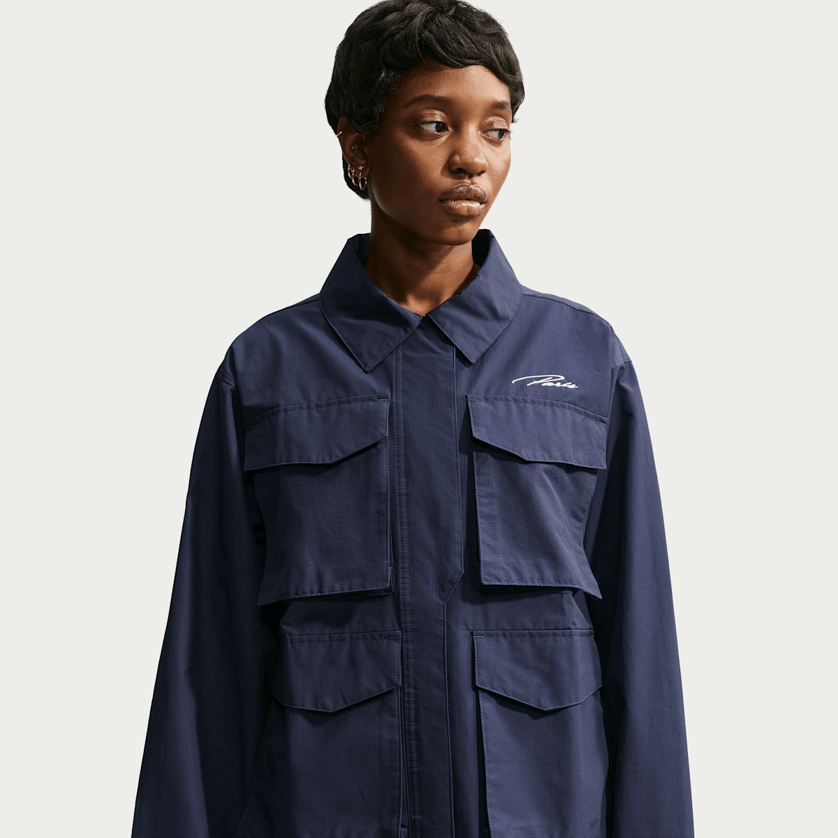 Veste de foot cargo Nike Paris Saint-Germain Everything Wovens Extérieur pour femme - Bleu