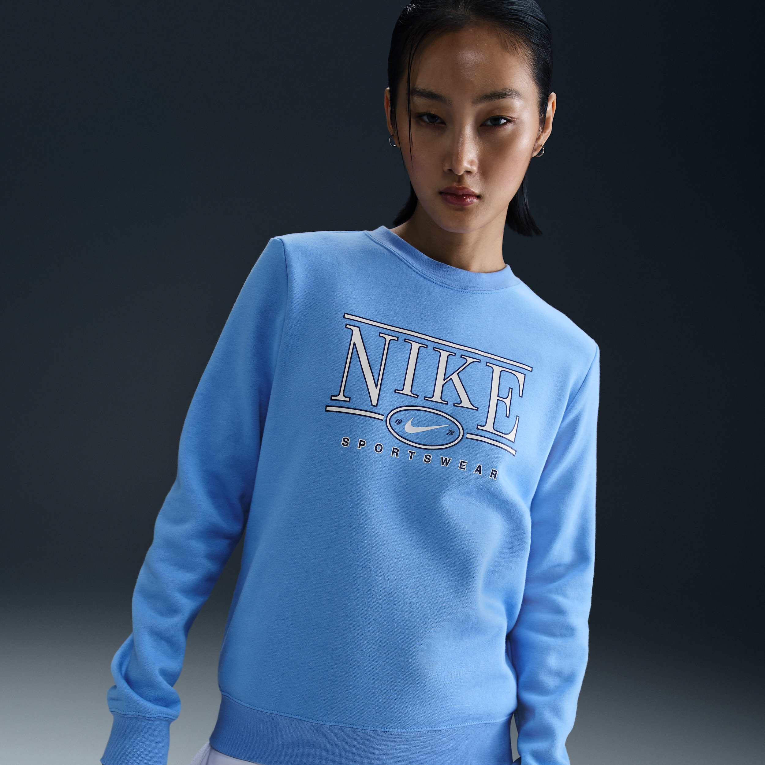 【ナイキ(NIKE)公式ストア】ナイキ スポーツウェア クラブ フリース ウィメンズ クルーネック スウェットシャツ HJ0981-412 ブルー 【ナイキ(NIKE)公式ストア】ナイキ スポーツウェア クラブ フリース ウィメンズ クルーネック スウェットシャツ HJ0981-412 ブルー