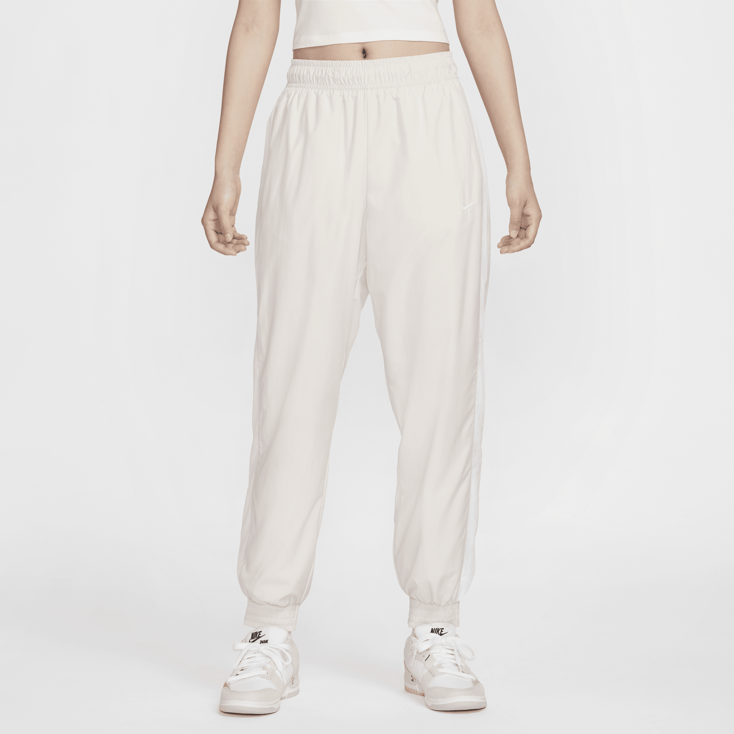 【ナイキ(NIKE)公式ストア】ナイキ スポーツウェア クラシック ウーブン ウィメンズ UV ミッドライズ ルーズ ジョガーパンツ FV7661-104 ブラウン 【ナイキ(NIKE)公式ストア】ナイキ スポーツウェア クラシック ウーブン ウィメンズ UV ミッドライズ ルーズ ジョガーパンツ FV7661-104 ブラウン