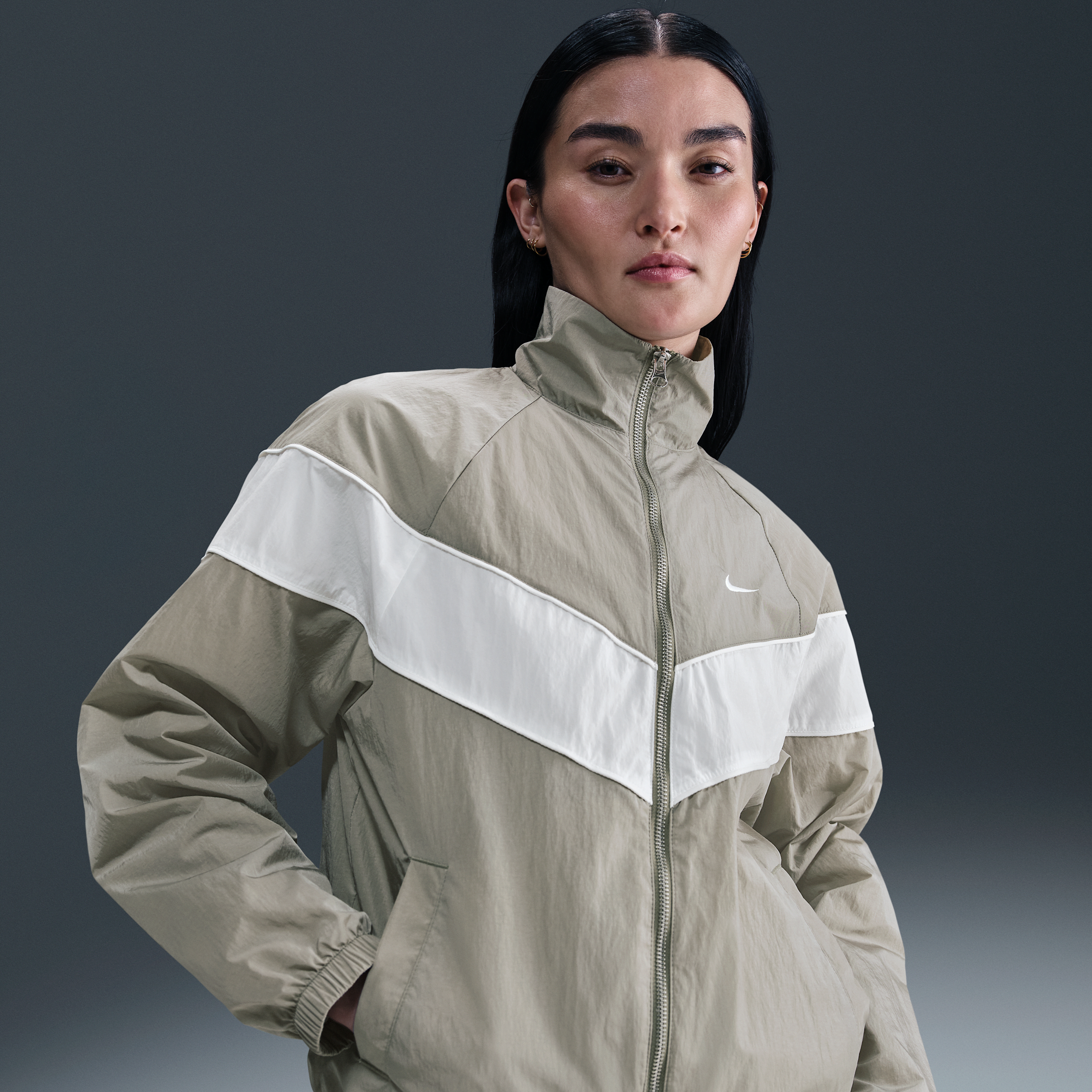 【ナイキ(NIKE)公式ストア】ナイキ ウィンドランナー ウィメンズ ルーズ UV ウーブン フルジップ ジャケット FV6305-320 グリーン 【ナイキ(NIKE)公式ストア】ナイキ ウィンドランナー ウィメンズ ルーズ UV ウーブン フルジップ ジャケット FV6305-320 グリーン