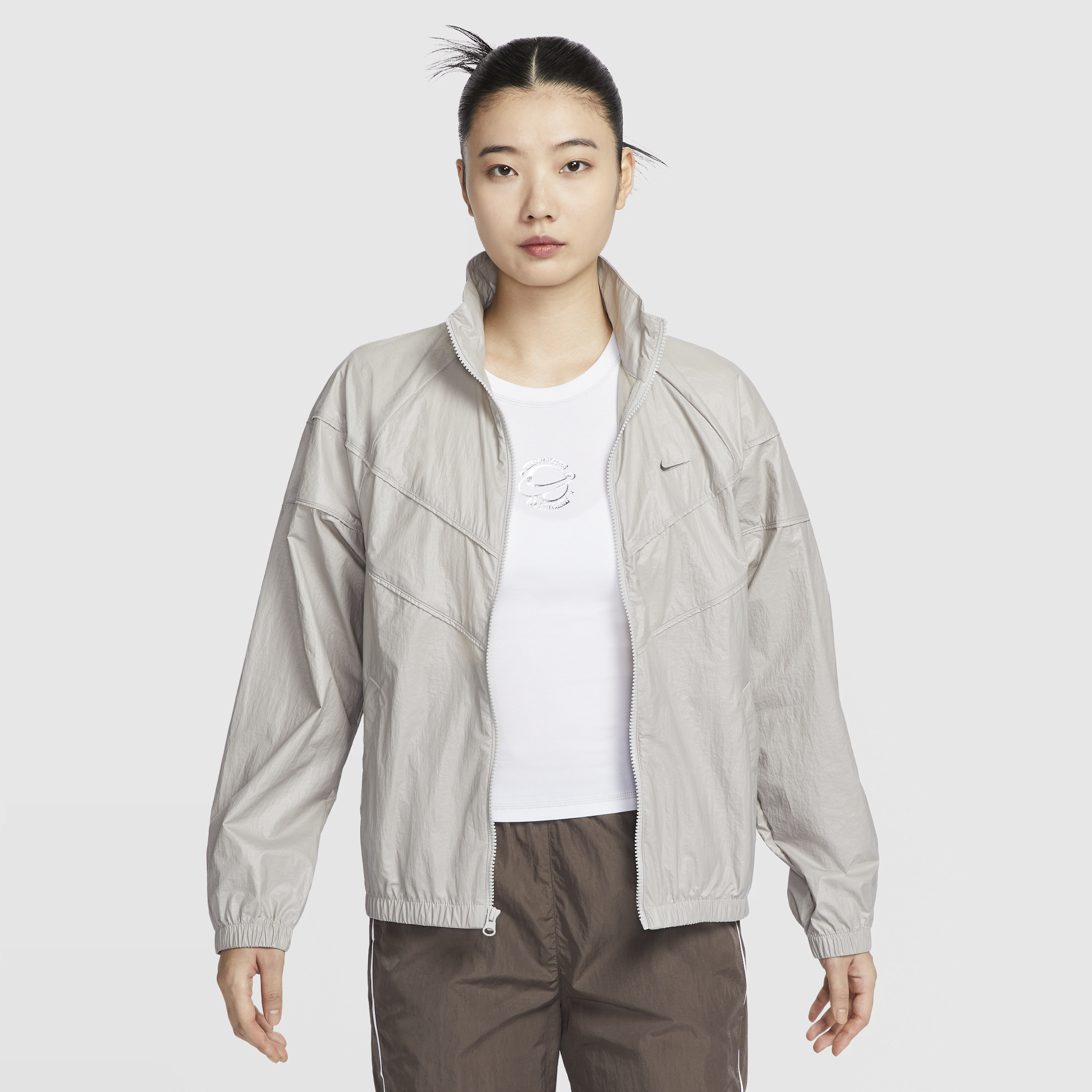 【ナイキ(NIKE)公式ストア】ナイキ ウィンドランナー ウィメンズ ルーズ ウーブン ジャケット HM9761-014 グレー 【ナイキ(NIKE)公式ストア】ナイキ ウィンドランナー ウィメンズ ルーズ ウーブン ジャケット HM9761-014 グレー