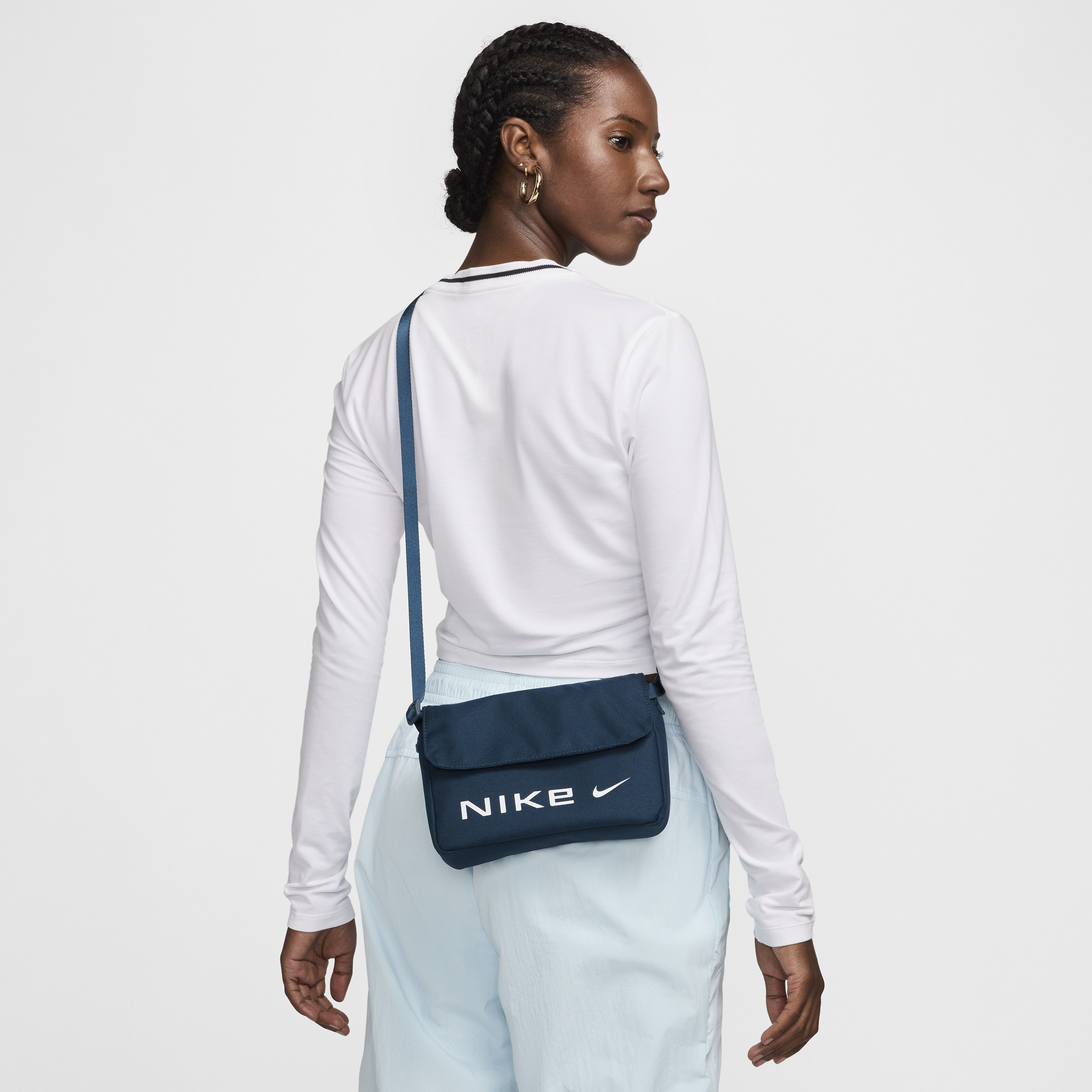【ナイキ(NIKE)公式ストア】ナイキ スポーツウェア フューチュラ ウィメンズ クロスボディ バッグ (1L) FZ2516-478 ブルー 【ナイキ(NIKE)公式ストア】ナイキ スポーツウェア フューチュラ ウィメンズ クロスボディ バッグ (1L) FZ2516-478 ブルー