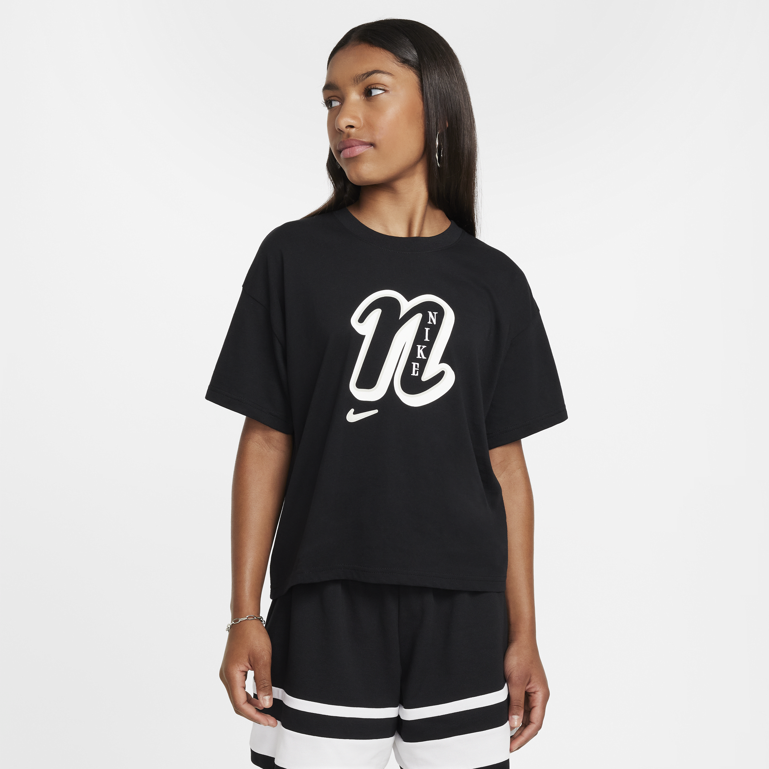 【ナイキ(NIKE)公式ストア】ナイキ スポーツウェア ガール Tシャツ FZ5562-010 ブラック 【ナイキ(NIKE)公式ストア】ナイキ スポーツウェア ガール Tシャツ FZ5562-010 ブラック