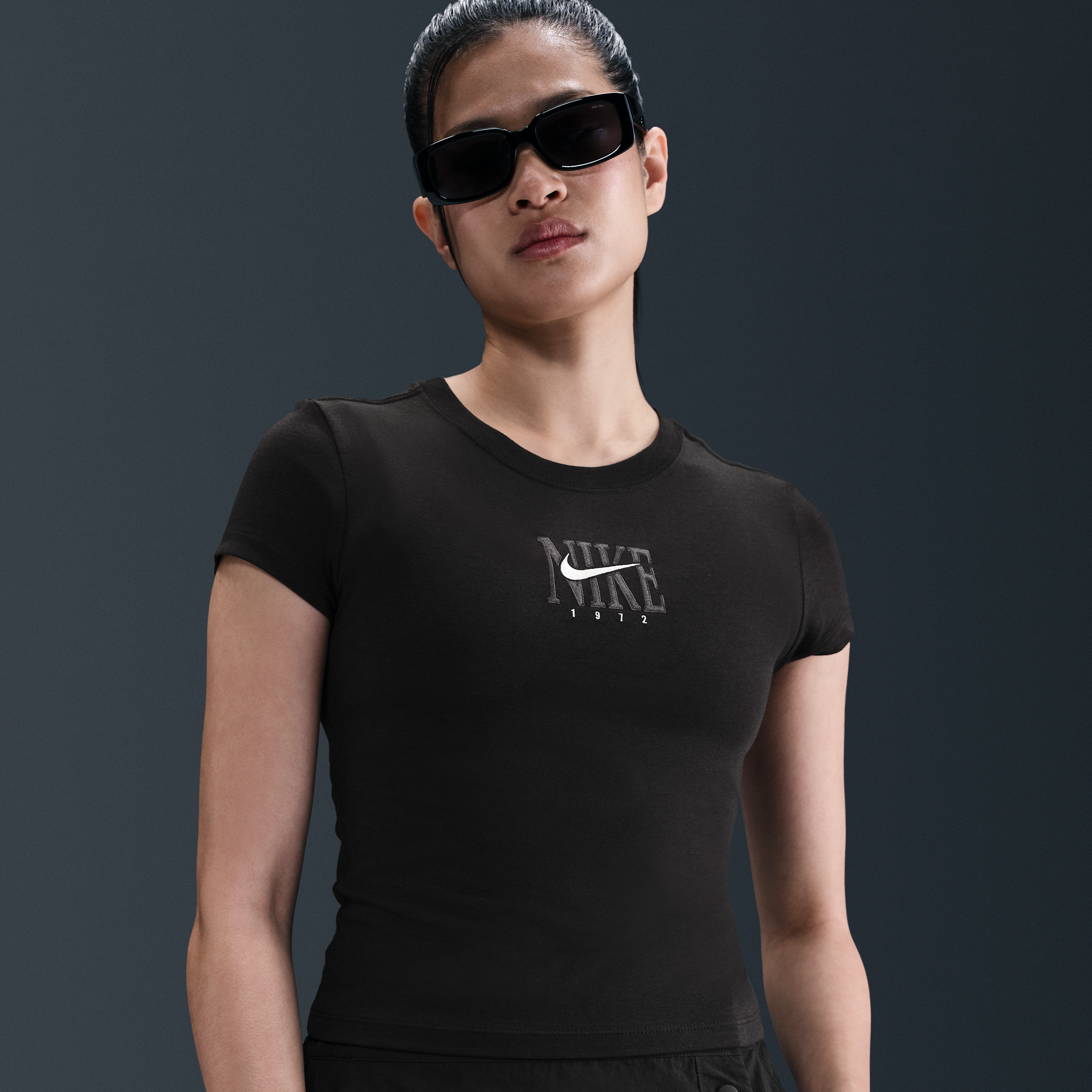 【ナイキ(NIKE)公式ストア】ナイキ スポーツウェア ウィメンズ スリム ショートスリーブ グラフィック Tシャツ IB2445-010 ブラック 【ナイキ(NIKE)公式ストア】ナイキ スポーツウェア ウィメンズ スリム ショートスリーブ グラフィック Tシャツ IB2445-010 ブラック