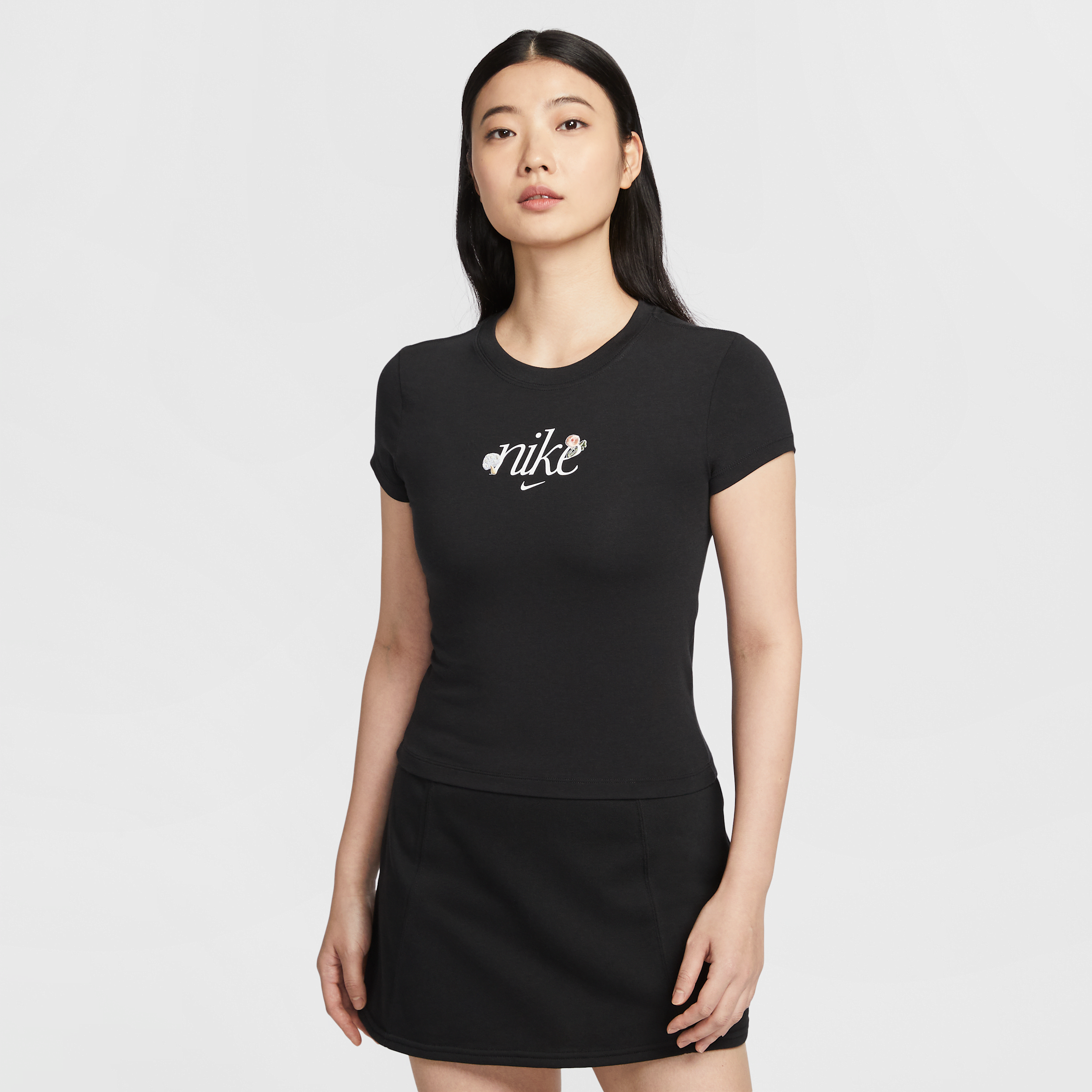 【ナイキ(NIKE)公式ストア】ナイキ スポーツウェア チル ニット ウィメンズ スリム グラフィック Tシャツ HF9723-010 ブラック 【ナイキ(NIKE)公式ストア】ナイキ スポーツウェア チル ニット ウィメンズ スリム グラフィック Tシャツ HF9723-010 ブラック