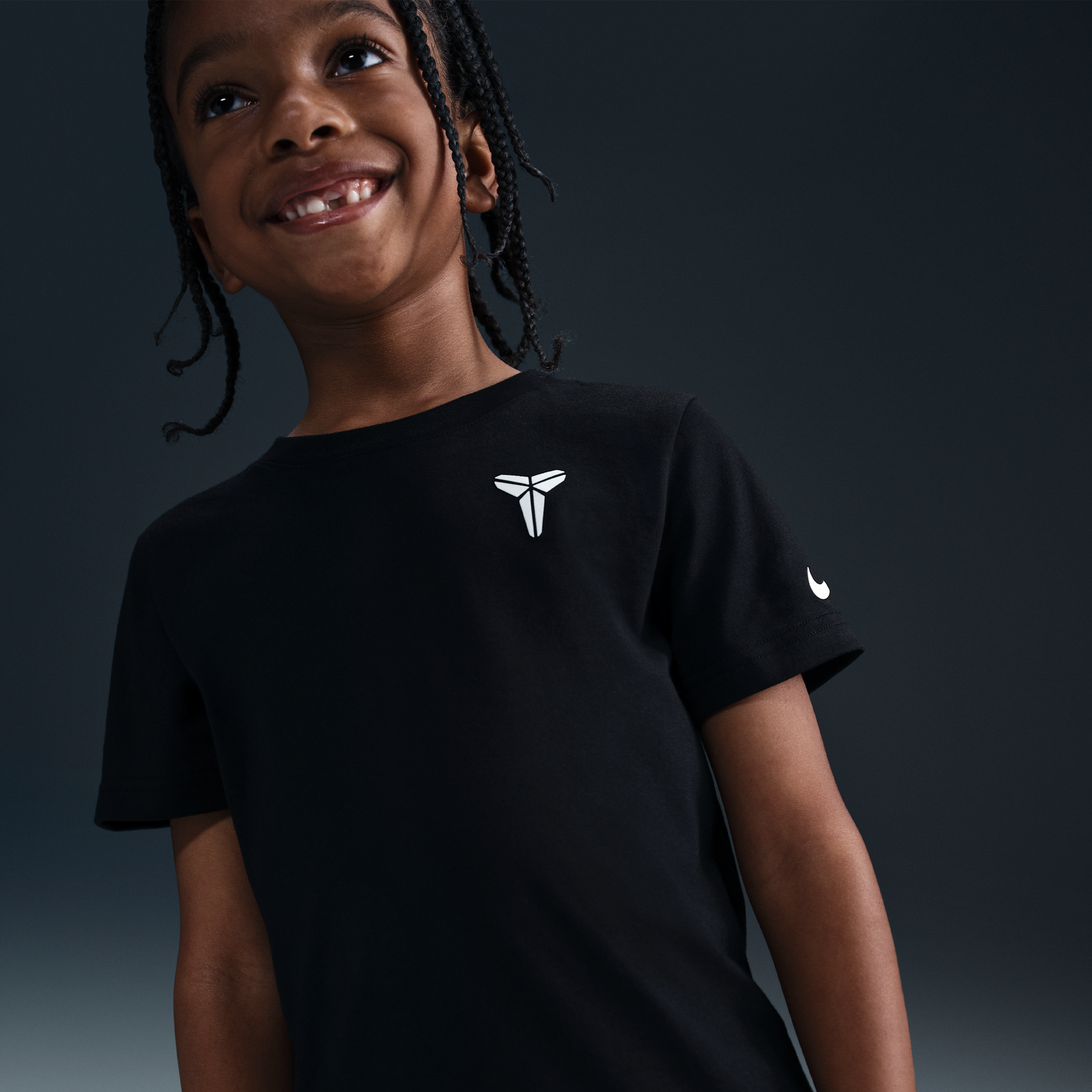【ナイキ(NIKE)公式ストア】ナイキ リトルキッズ コービー Tシャツ IB8295-010 ブラック 【ナイキ(NIKE)公式ストア】ナイキ リトルキッズ コービー Tシャツ IB8295-010 ブラック