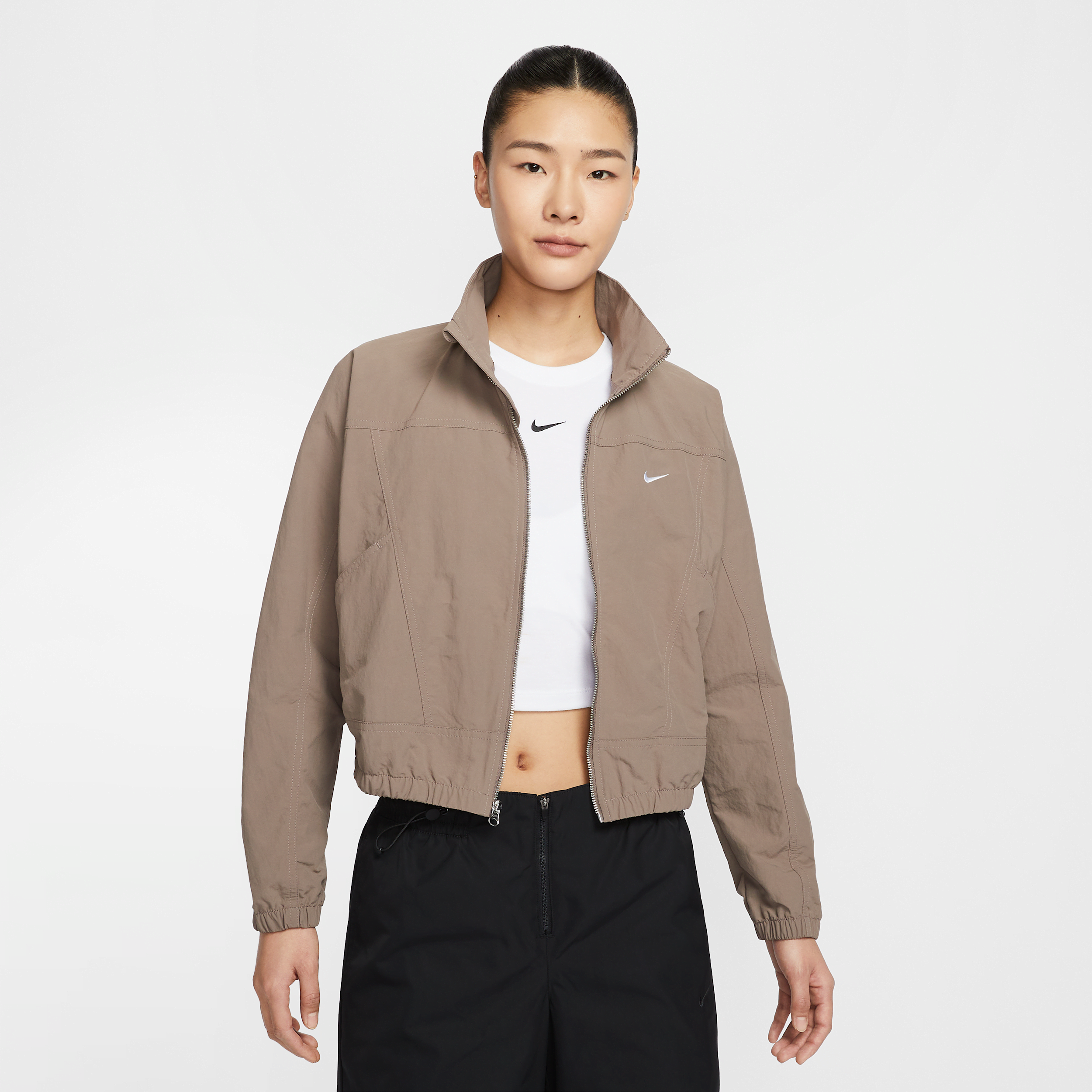 【ナイキ(NIKE)公式ストア】ナイキ スポーツウェア エブリシング ウーブン ウィメンズ オーバーサイズド レペル UV プロテクション ジャケット HJ1000-233 ブラウン 【ナイキ(NIKE)公式ストア】ナイキ スポーツウェア エブリシング ウーブン ウィメンズ オーバーサイズド レペル UV プロテクション ジャケット HJ1000-233 ブラウン