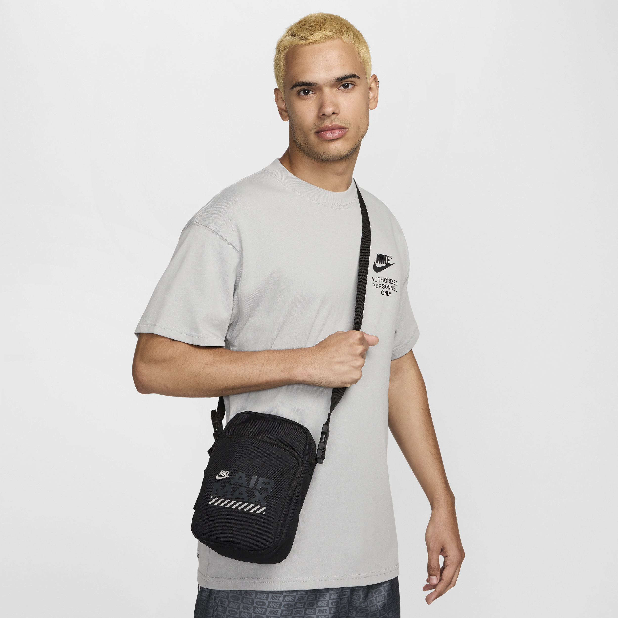 【ナイキ(NIKE)公式ストア】ナイキ ヘリテージ クロスボディバッグ (4L) HF6967-010 ブラック 【ナイキ(NIKE)公式ストア】ナイキ ヘリテージ クロスボディバッグ (4L) HF6967-010 ブラック
