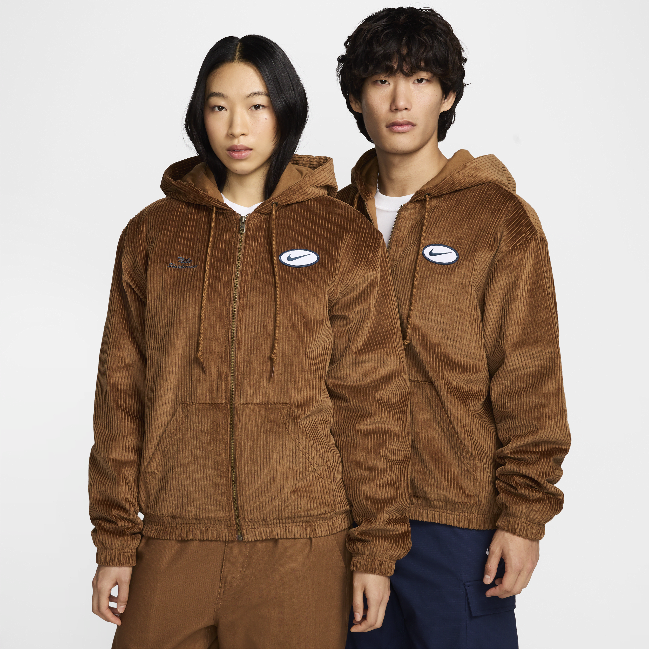【ナイキ(NIKE)公式ストア】ナイキ SB フルジップ フーデッド コーデュロイ スケートボードジャケット FV7394-281 ブラウン 【ナイキ(NIKE)公式ストア】ナイキ SB フルジップ フーデッド コーデュロイ スケートボードジャケット FV7394-281 ブラウン