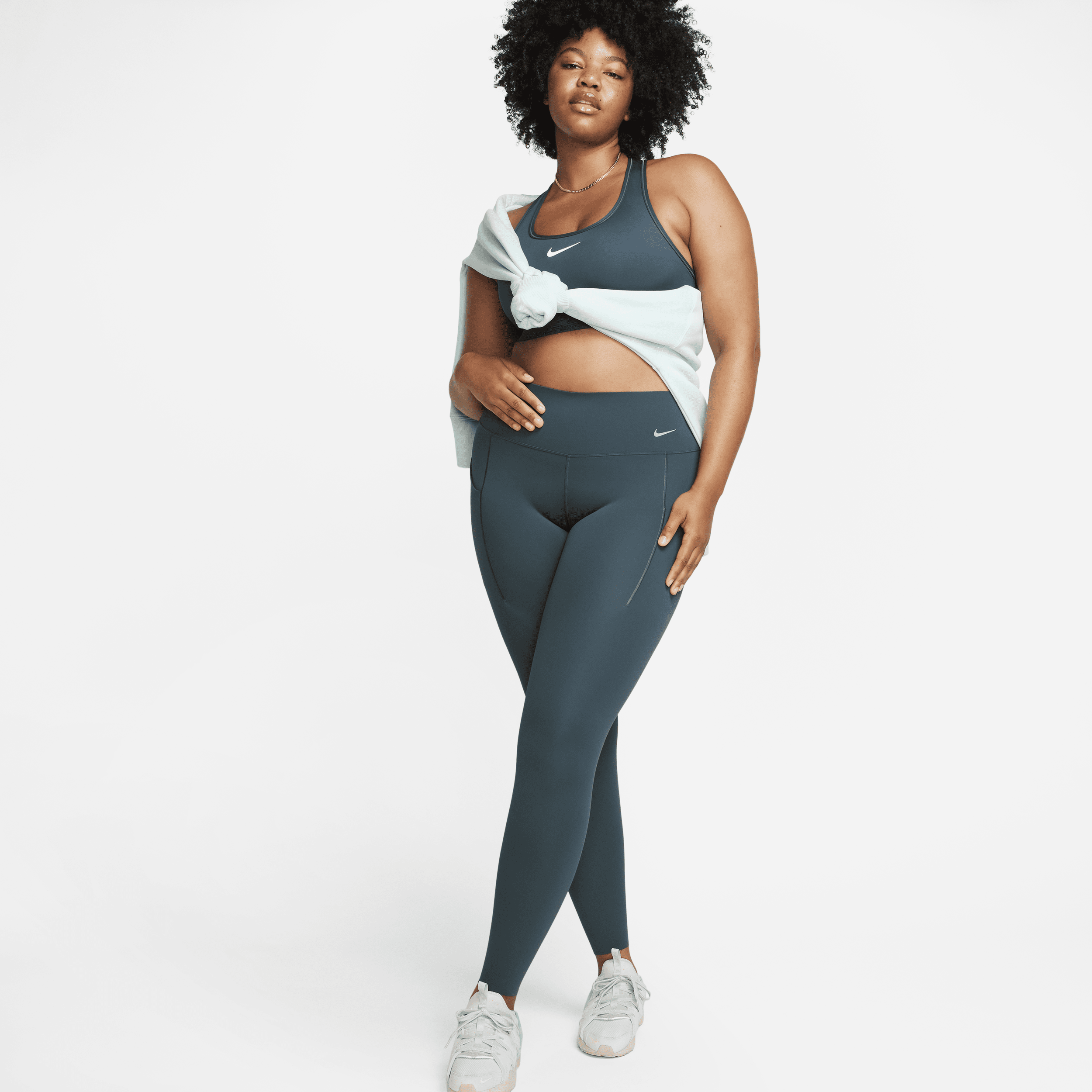 Nike Universa Leggings de longitud completa, talle medio y sujeción media con bolsillos - Mujer - Verde