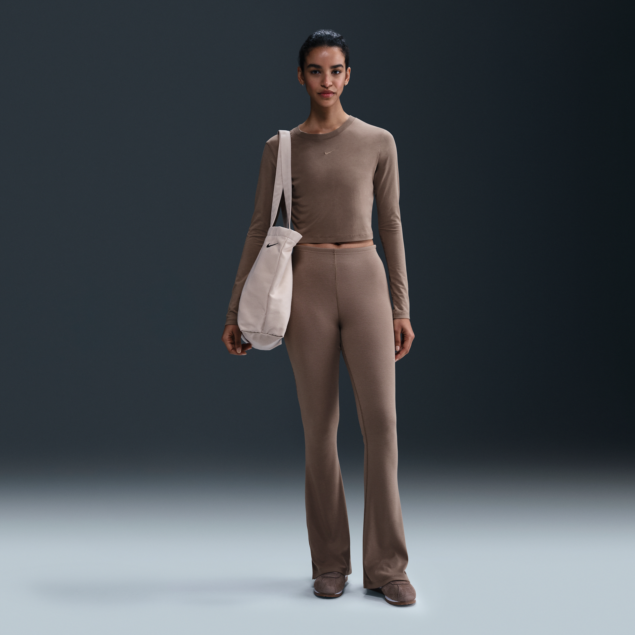 Leggings svasati aderenti con mini-costine Nike Chill Knit – Donna - Marrone