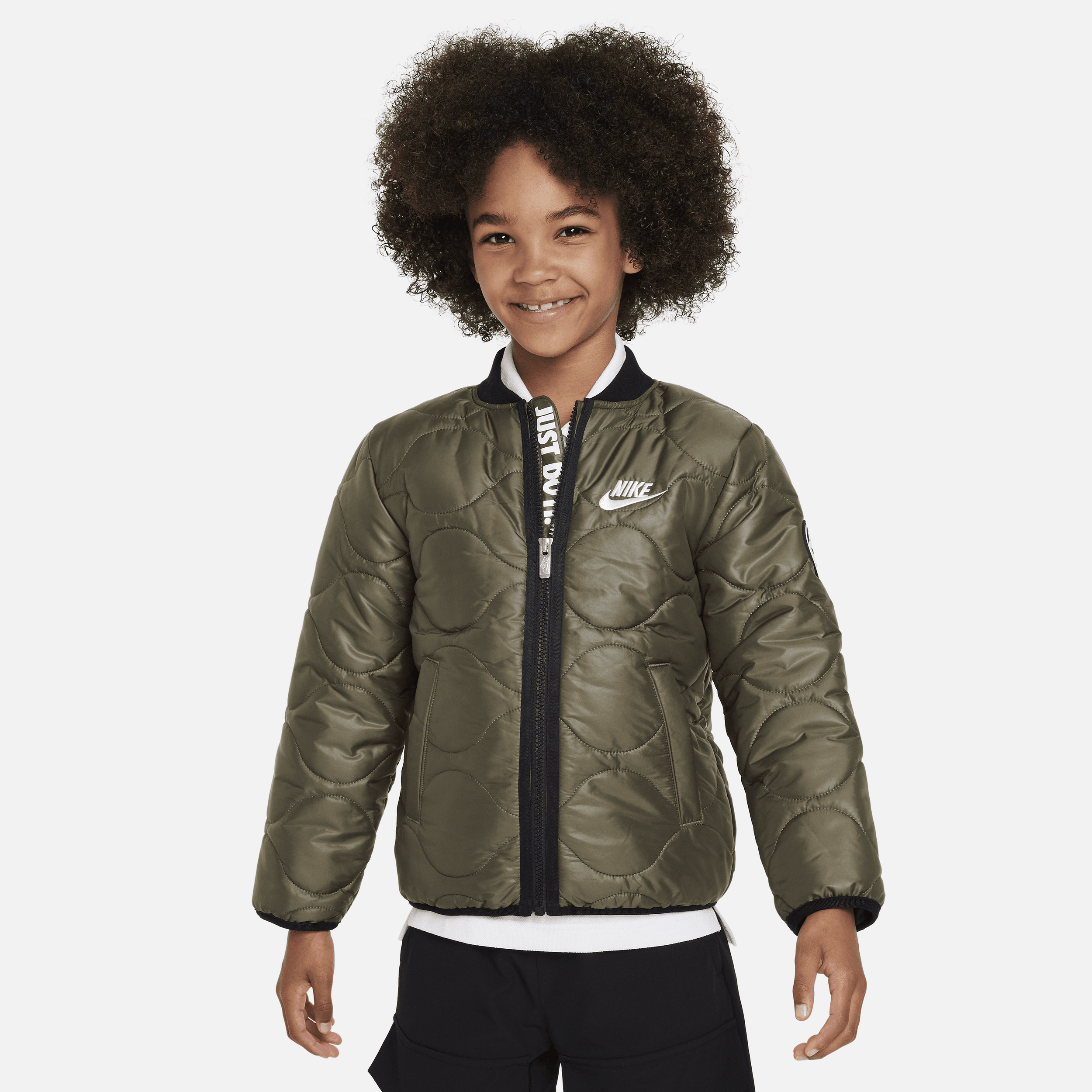 【ナイキ(NIKE)公式ストア】ナイキ キルト ボンバー リトルキッズジャケット FV4566-222 グリーン 【ナイキ(NIKE)公式ストア】ナイキ キルト ボンバー リトルキッズジャケット FV4566-222 グリーン