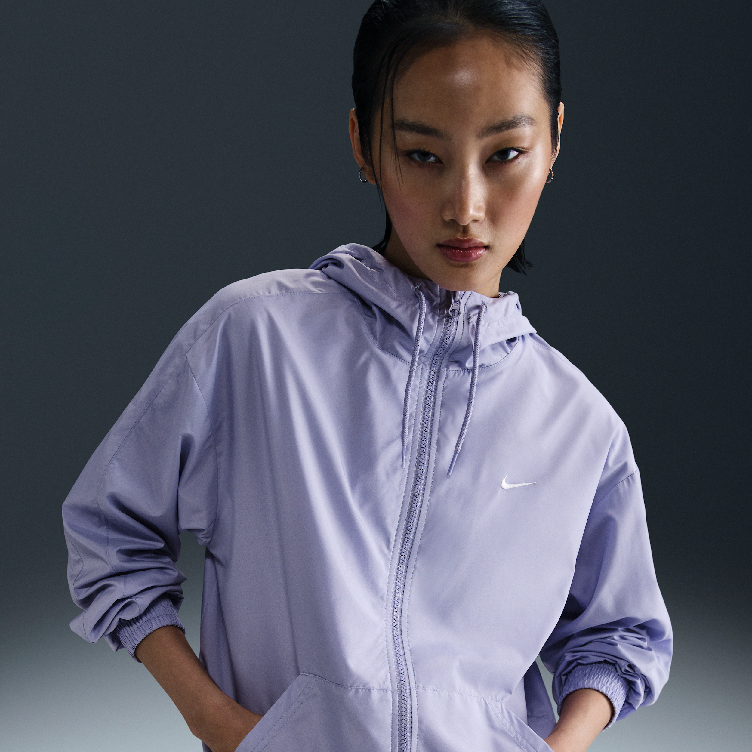 【ナイキ(NIKE)公式ストア】ナイキ スポーツウェア クラシック ウーブン ウィメンズ ルーズ UV プロテクション フーデッド ジャケット FV6299-533 パープル 【ナイキ(NIKE)公式ストア】ナイキ スポーツウェア クラシック ウーブン ウィメンズ ルーズ UV プロテクション フーデッド ジャケット FV6299-533 パープル