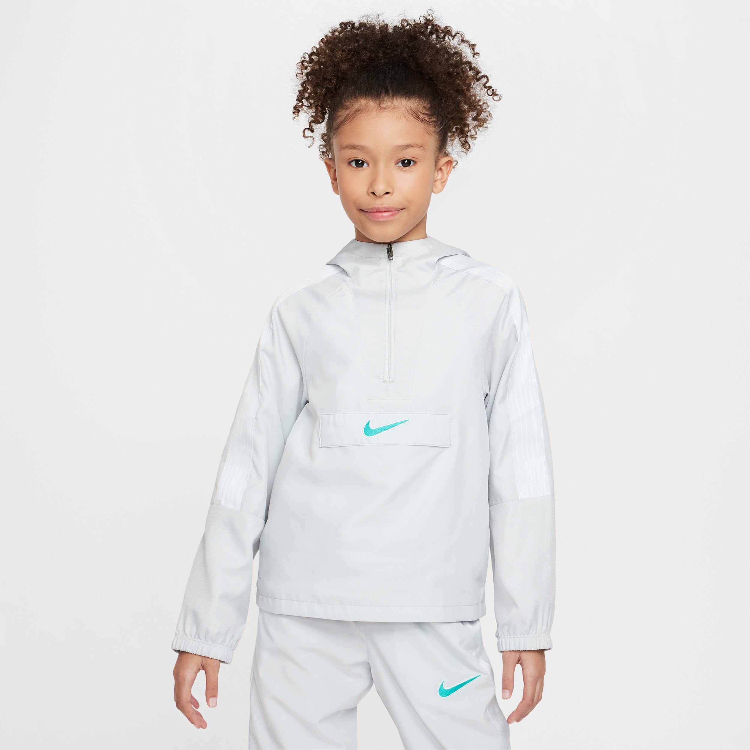 【ナイキ(NIKE)公式ストア】ナイキ アカデミー ジュニア 1/2ジップ フーデッド サッカー トラックジャケット HJ3826-025 グレー 【ナイキ(NIKE)公式ストア】ナイキ アカデミー ジュニア 1/2ジップ フーデッド サッカー トラックジャケット HJ3826-025 グレー