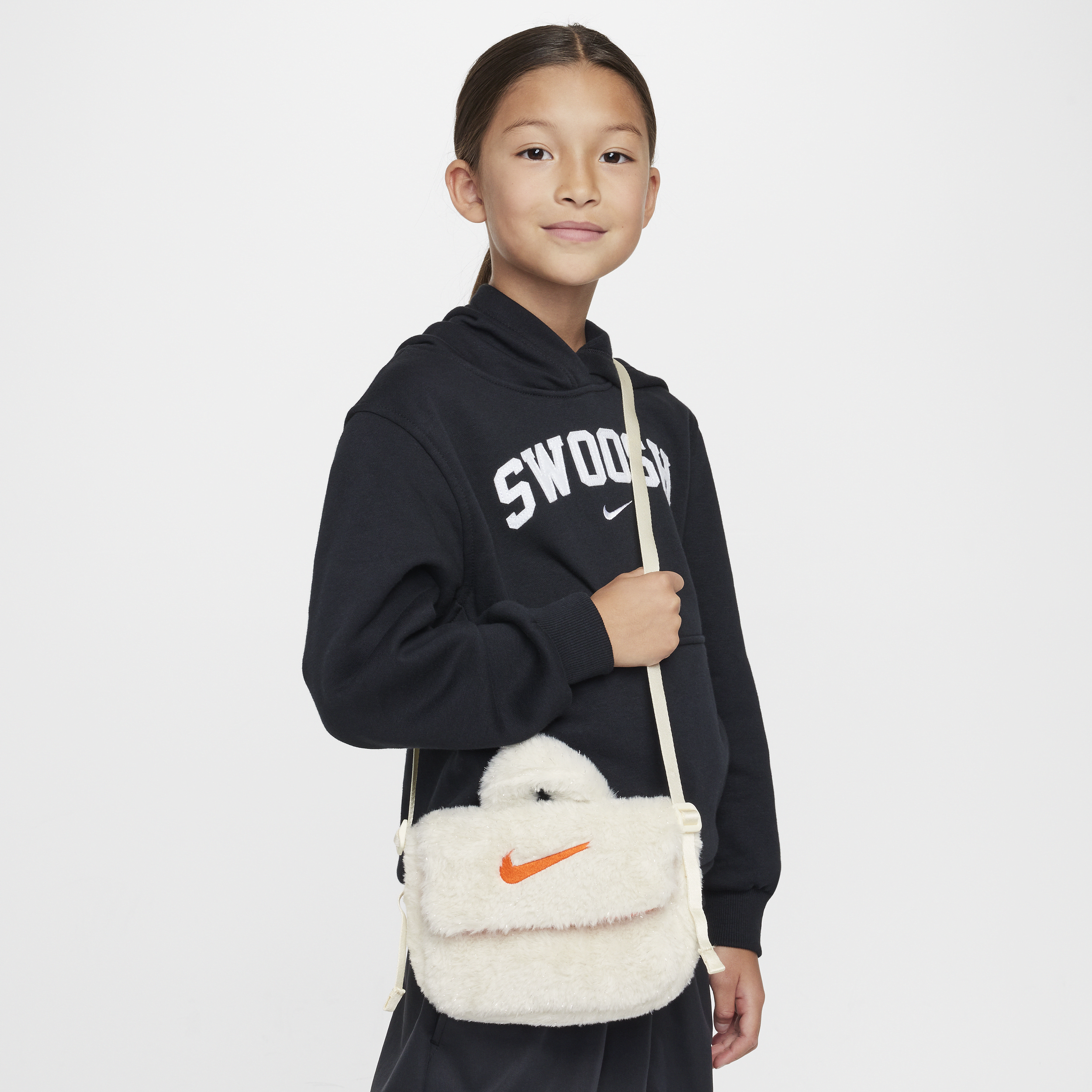 【ナイキ(NIKE)公式ストア】ナイキ ジュニア フェイクファー クロスボディバッグ (1L) FZ1329-113 ホワイト 【ナイキ(NIKE)公式ストア】ナイキ ジュニア フェイクファー クロスボディバッグ (1L) FZ1329-113 ホワイト