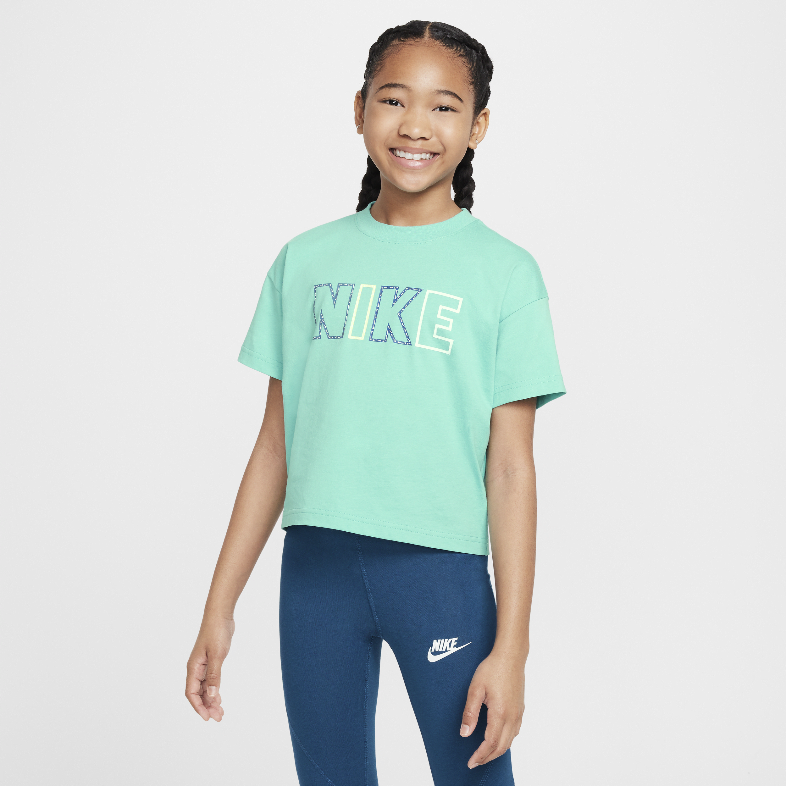 【ナイキ(NIKE)公式ストア】ナイキ スポーツウェア エッセンシャル ジュニア (ガールズ) Tシャツ FZ5561-300 グリーン 【ナイキ(NIKE)公式ストア】ナイキ スポーツウェア エッセンシャル ジュニア (ガールズ) Tシャツ FZ5561-300 グリーン
