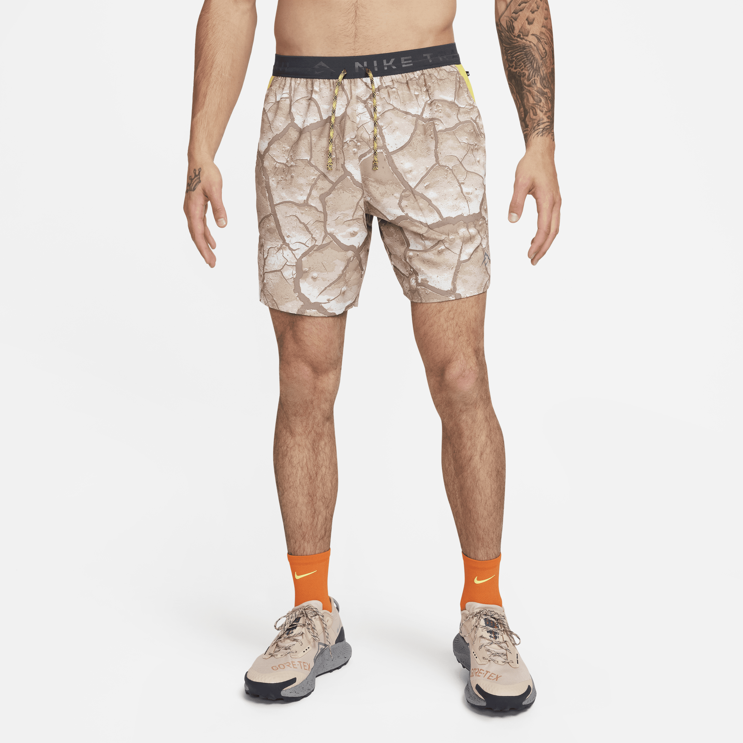 Nike Dri-FIT Stride-løbeshorts med indershorts (18 cm) og print til mænd - brun