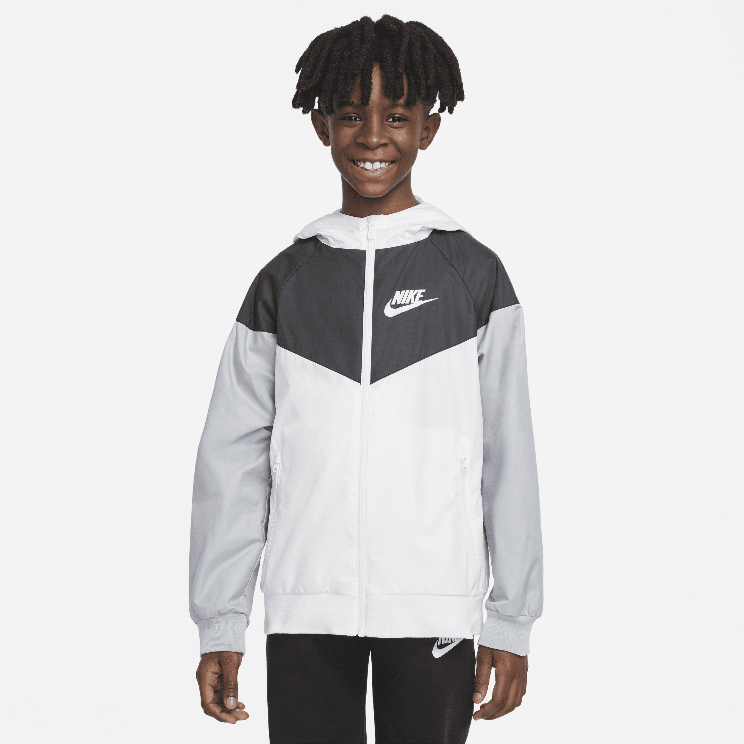 Løstsiddende, hoftelang Nike Sportswear Windrunner-jakke med hætte til større børn (drenge) - hvid