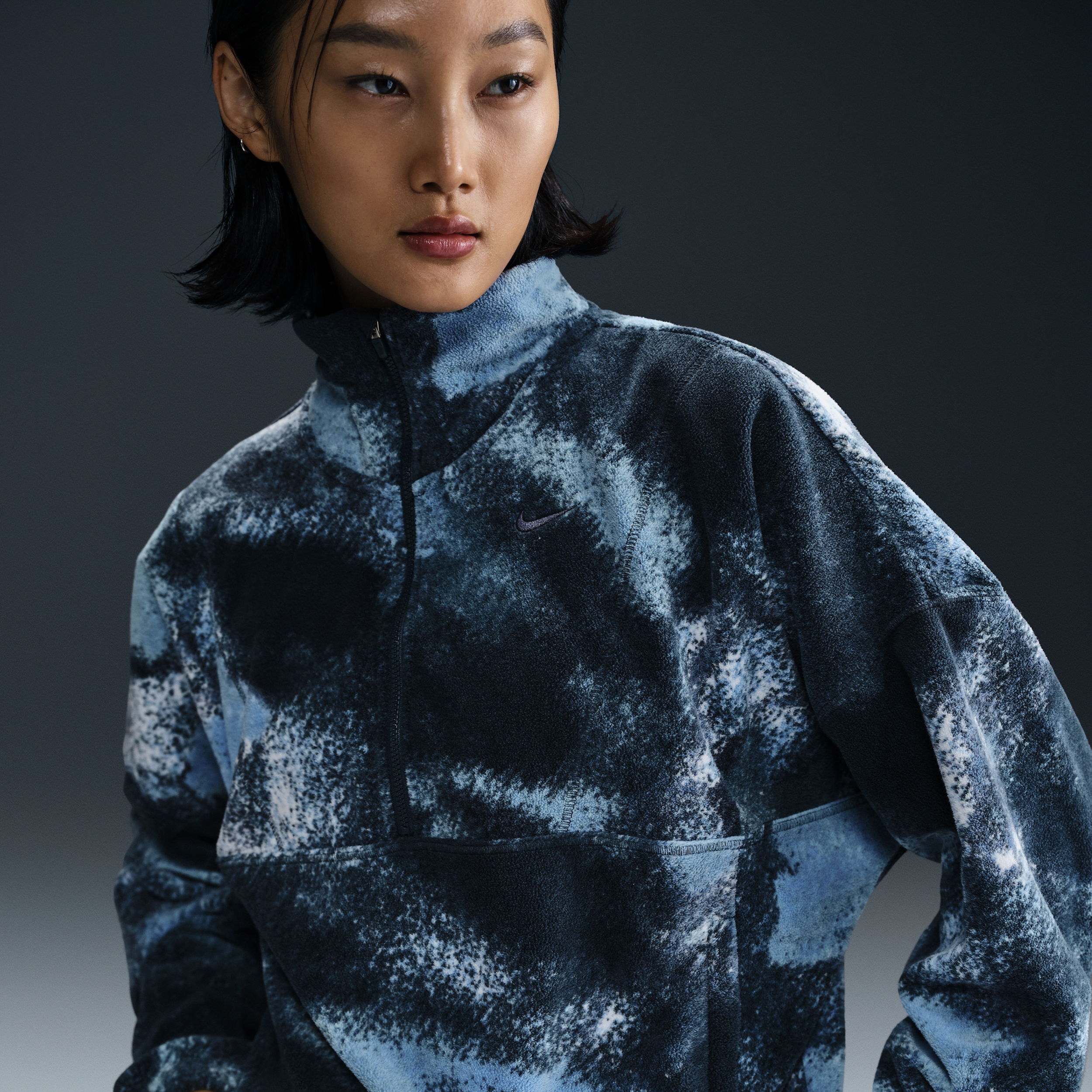 【ナイキ(NIKE)公式ストア】ナイキ ワン ウィメンズ Therma-FIT オーバーサイズド 1/2ジップ フリース プリント トップ FZ6970-478 ブルー 【ナイキ(NIKE)公式ストア】ナイキ ワン ウィメンズ Therma-FIT オーバーサイズド 1/2ジップ フリース プリント トップ FZ6970-478 ブルー